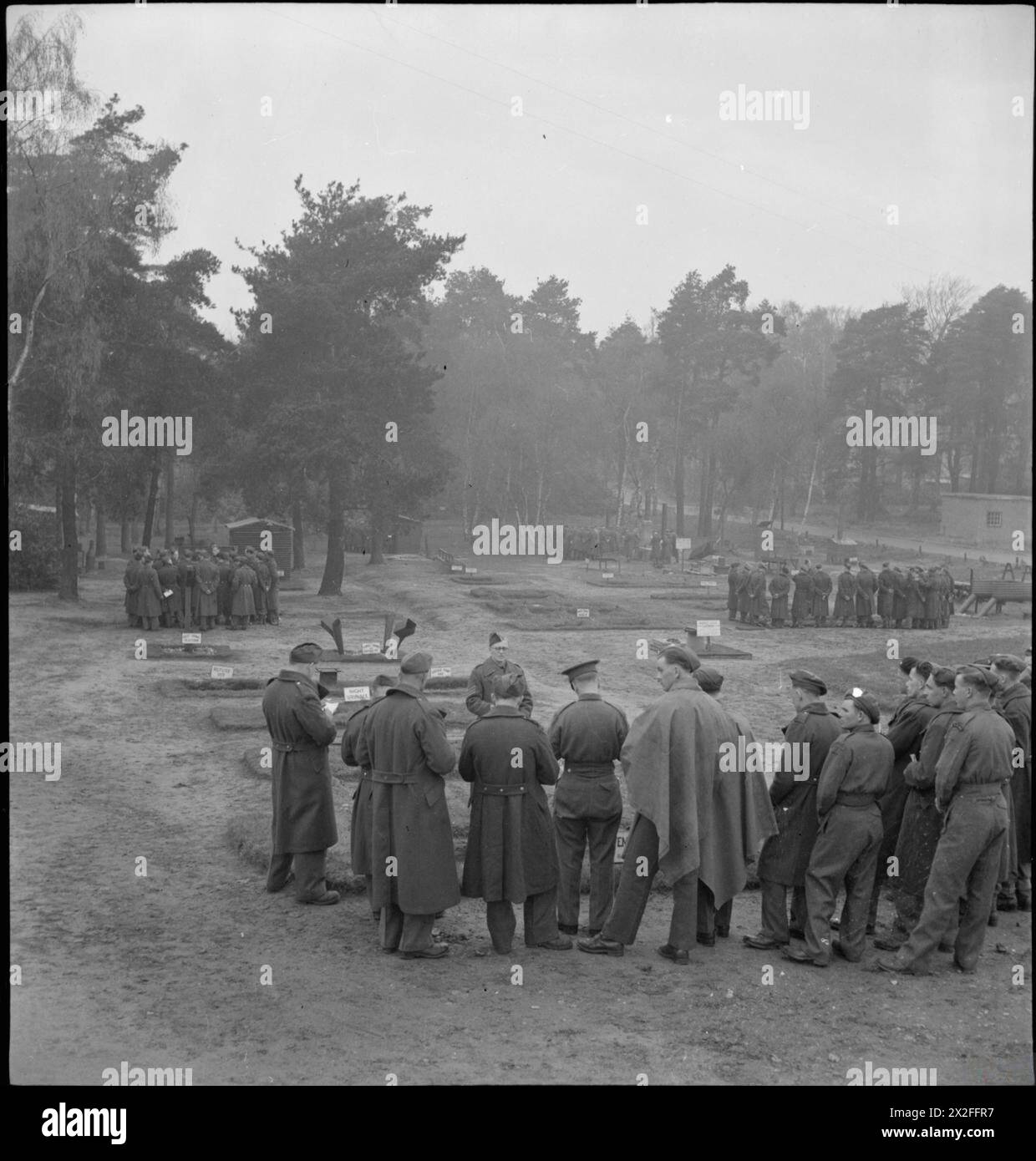 Les soldats britanniques et américains étudient le matériel et les pratiques d'hygiène sur le terrain de pratique à la British Army School of Hygiene en 1944. Banque D'Images