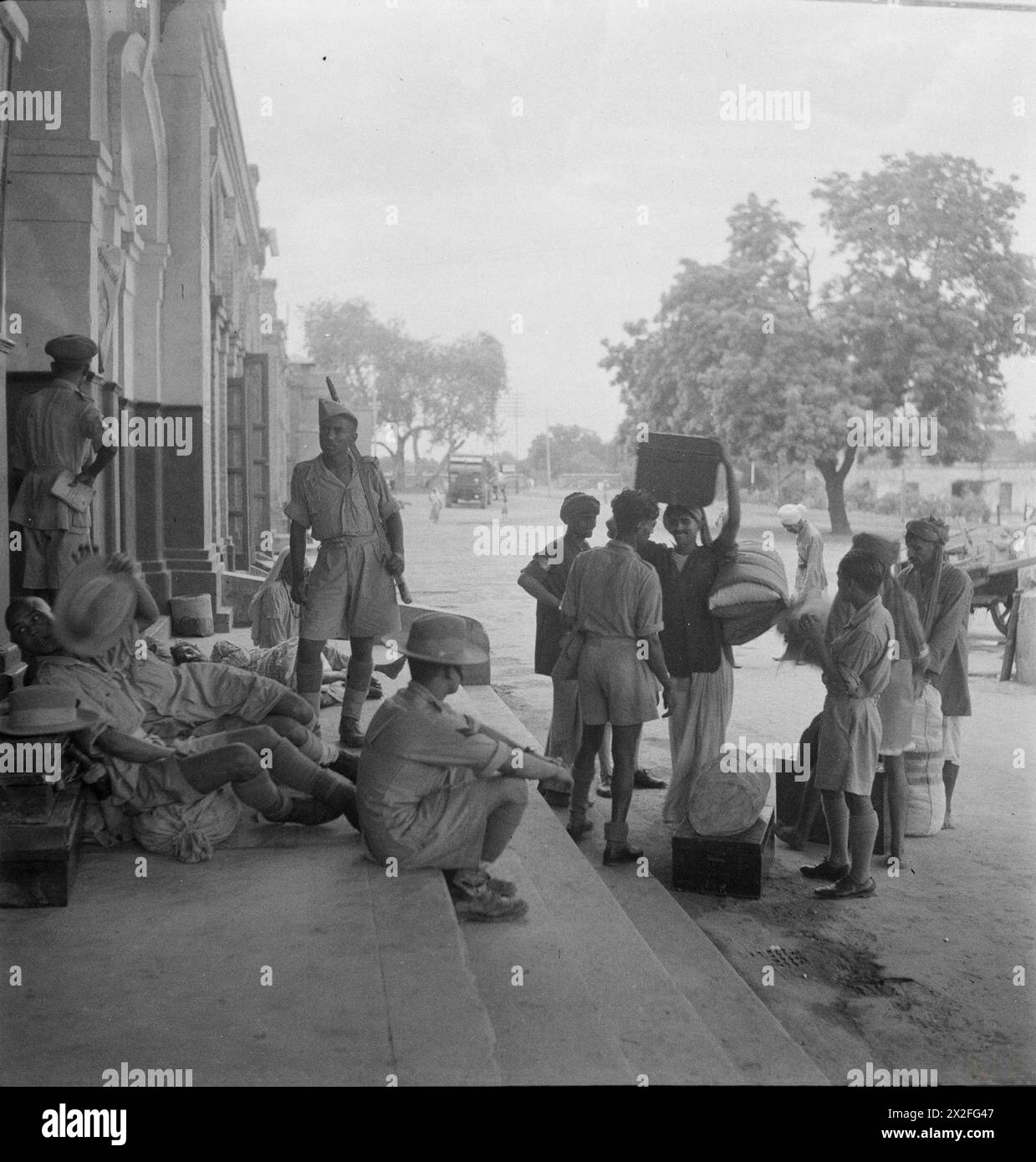 Cecil Beaton photographie les interactions sociales, les événements culturels et les conditions de guerre en Inde, en Birmanie et en Chine de décembre 1943 à août 1944. Banque D'Images