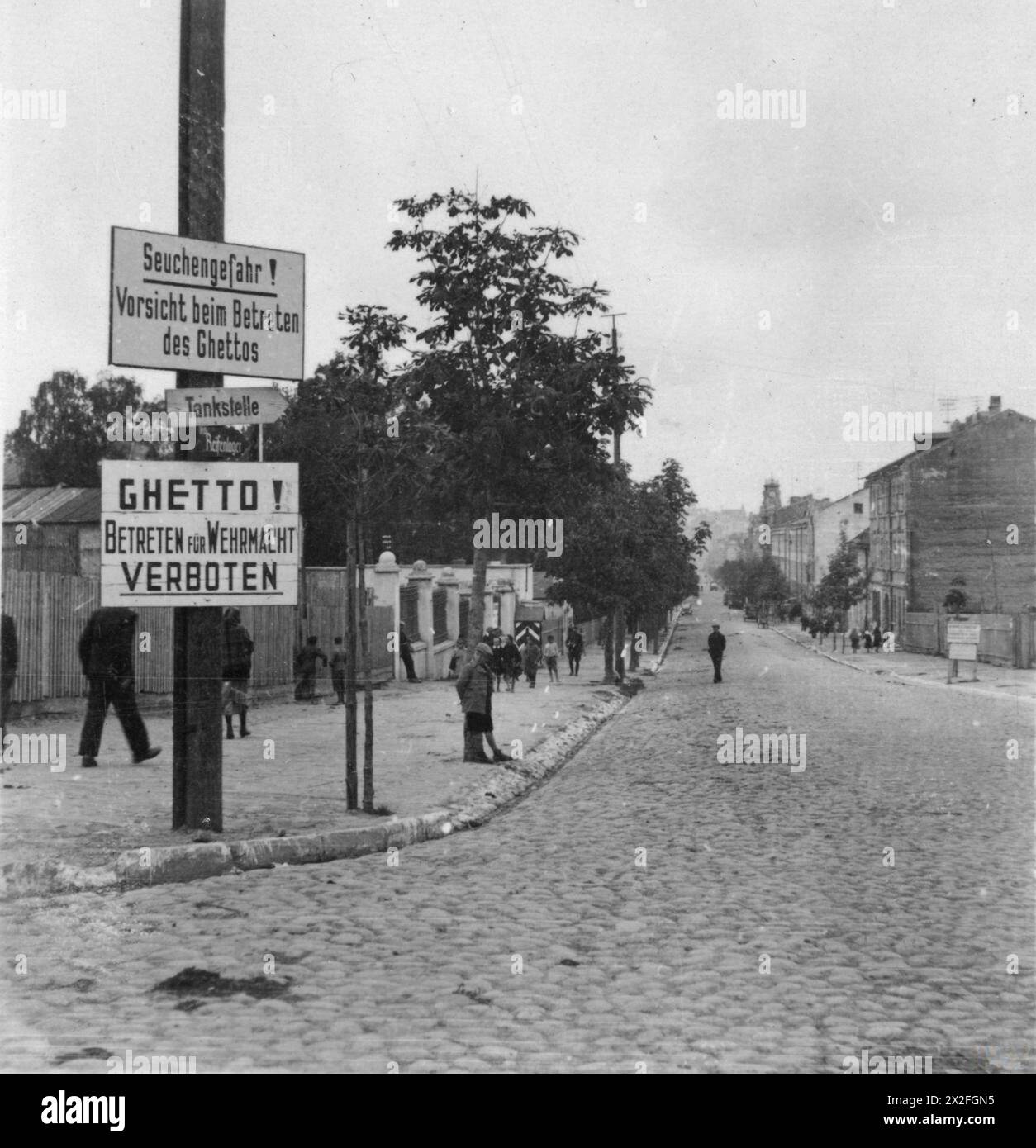 L'OCCUPATION ALLEMANDE DE LA POLOGNE, 1941-1945 - photographie prise par un soldat de la 1re compagnie du 310e bataillon de l'armée territoriale (bataillon Landesschützen 310) alors que l'unité était stationnée dans la ville voisine de Chełm entre le 8 août et le 1er octobre 1941. Juifs dans la rue dans le ghetto de Lublin, probablement près de l'une des portes d'entrée car il y a des panneaux 'Ghetto! Betreten für Wehrmacht verboten - entrée pour la Wermacht interdite' et 'Seuchengefahr! Vorsicht beim Betreten des ghettos - danger d'infection! Attention en entrant dans l'armée allemande visible du ghetto Banque D'Images