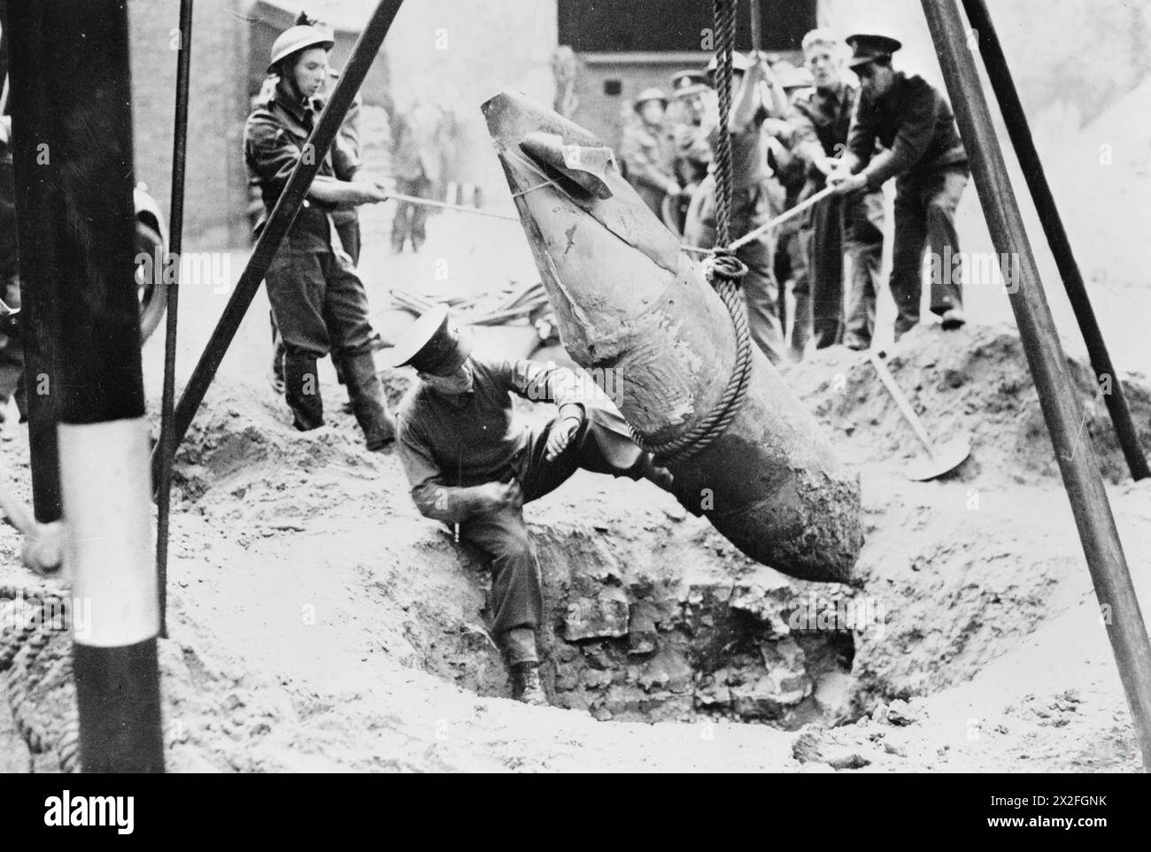 Le 25 novembre 1941, le lieutenant R Davies de l'unité d'élimination des bombes inspecte une bombe de 1 200 lb à l'hôpital allemand de Londres. Banque D'Images