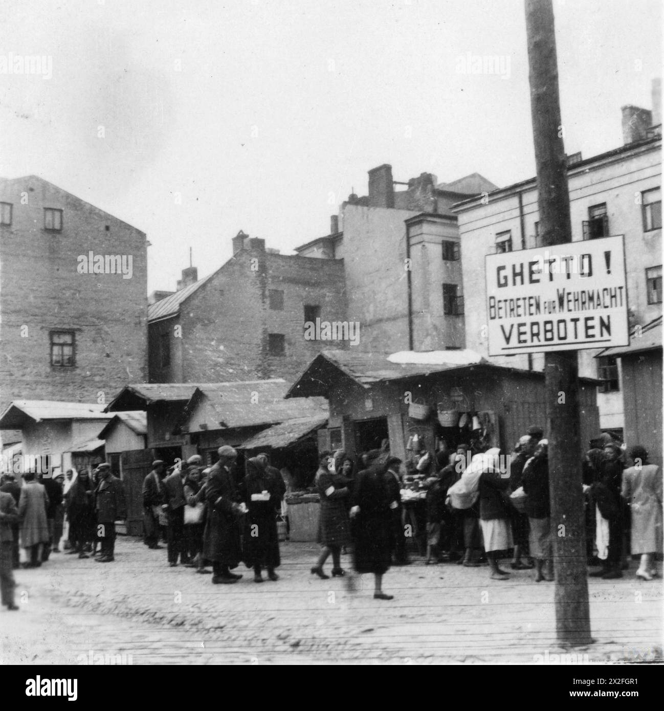 L'OCCUPATION ALLEMANDE DE LA POLOGNE, 1941-1945 - photographie prise par un soldat de la 1re compagnie du 310e bataillon de l'armée territoriale (bataillon Landesschützen 310) alors que l'unité était stationnée dans la ville voisine de Chełm entre le 8 août et le 1er octobre 1941. Juifs shopping dans un marché de rue dans le ghetto de Lublin, probablement près de la porte d'entrée car il y a un panneau 'Ghetto! Betreten für Wehrmacht verboten - entrée pour l'armée allemande visible Wermacht interdite Banque D'Images