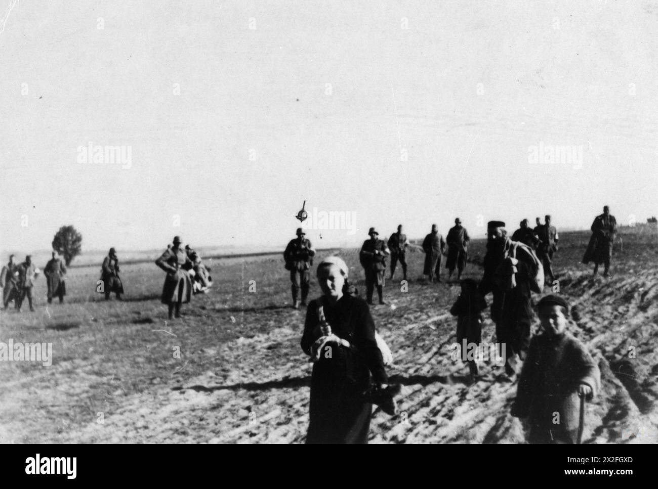 L'HOLOCAUSTE, 1941-1945 - Une famille juive entourée de soldats allemands (peut-être d'un Einsatzgruppe) sur le terrain, probablement pour leur exécution. Lieu inconnu Schutzstaffel (SS) Banque D'Images