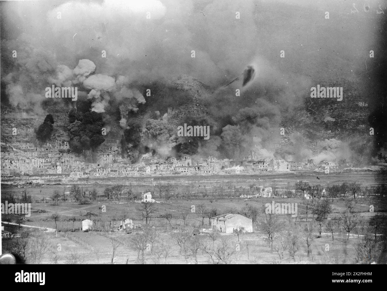 LES BATAILLES DE MONTE CASSINO, JANVIER-MAI 1944 - deuxième phase 15 février - 10 mai 1944 : la ville de Cassino enveloppée de fumée noire lors du barrage allié le 15 mars 1944. Plus de 1 250 tonnes de bombes ont été larguées à cette occasion Banque D'Images