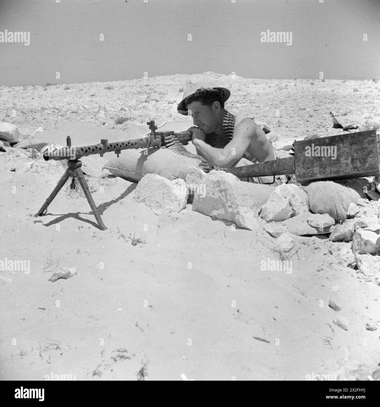 FORCES DU COMMONWEALTH EN AFRIQUE DU NORD 1942 - un soldat australien avec une mitrailleuse allemande MG 34 capturée, 25 juillet 1942 Armée australienne Banque D'Images