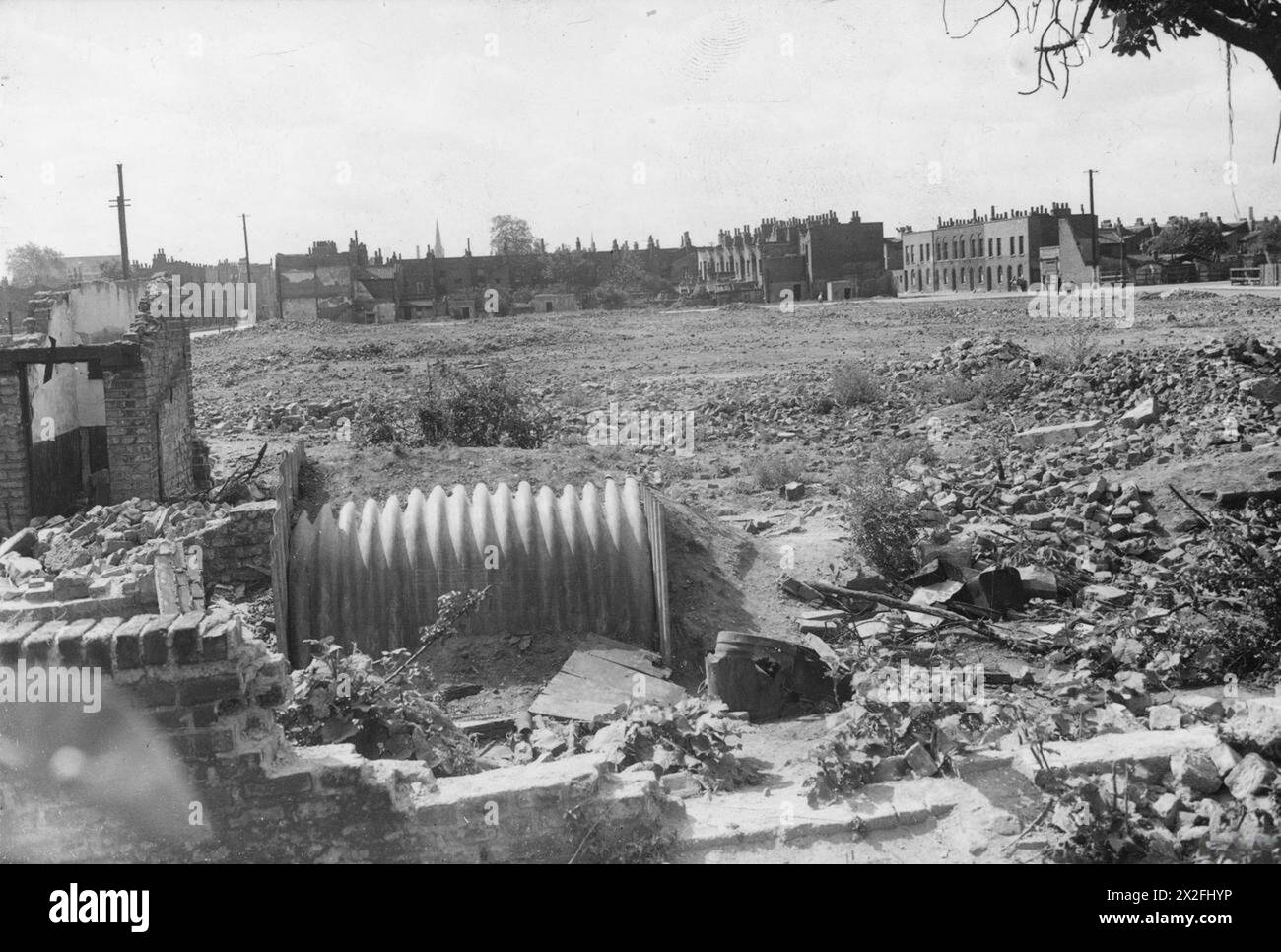 ABRI RAID AÉRIEN : 1943 - abri Anderson sur le site de bombe nettoyé tirage photographique B&W avec légende dactylographiée sur les marques de revers et de censure Banque D'Images