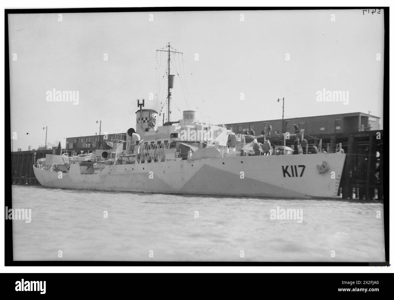 Le HMS Ranunculus, plus tard renommé Renoncule, est amarré à une jetée, montrant le navire au port. Banque D'Images