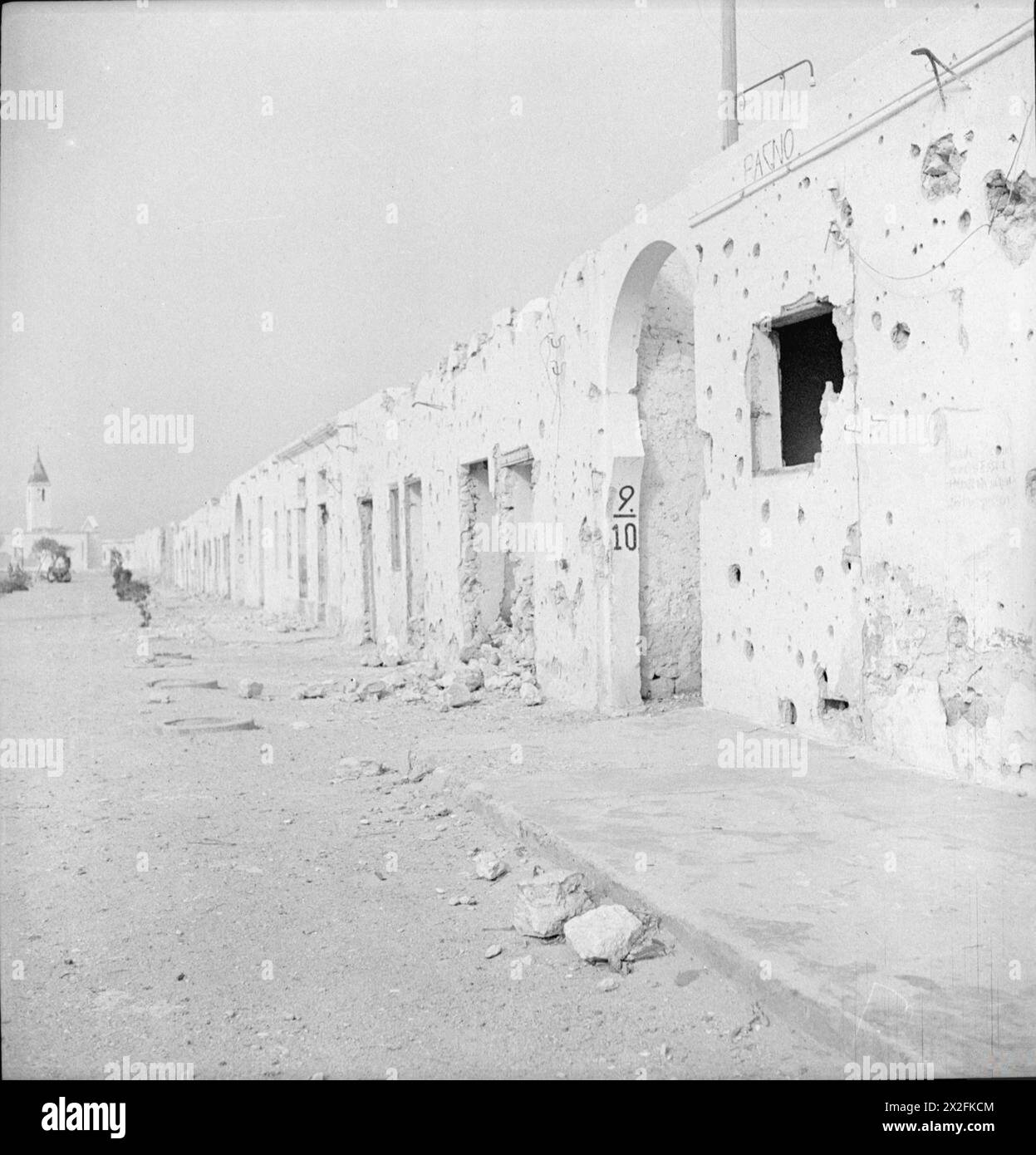 Photographies de Cecil Beaton montrant des bâtiments endommagés par des éclats d'éclats à Tobrouk, Libye, prises entre février et juillet 1942. Banque D'Images