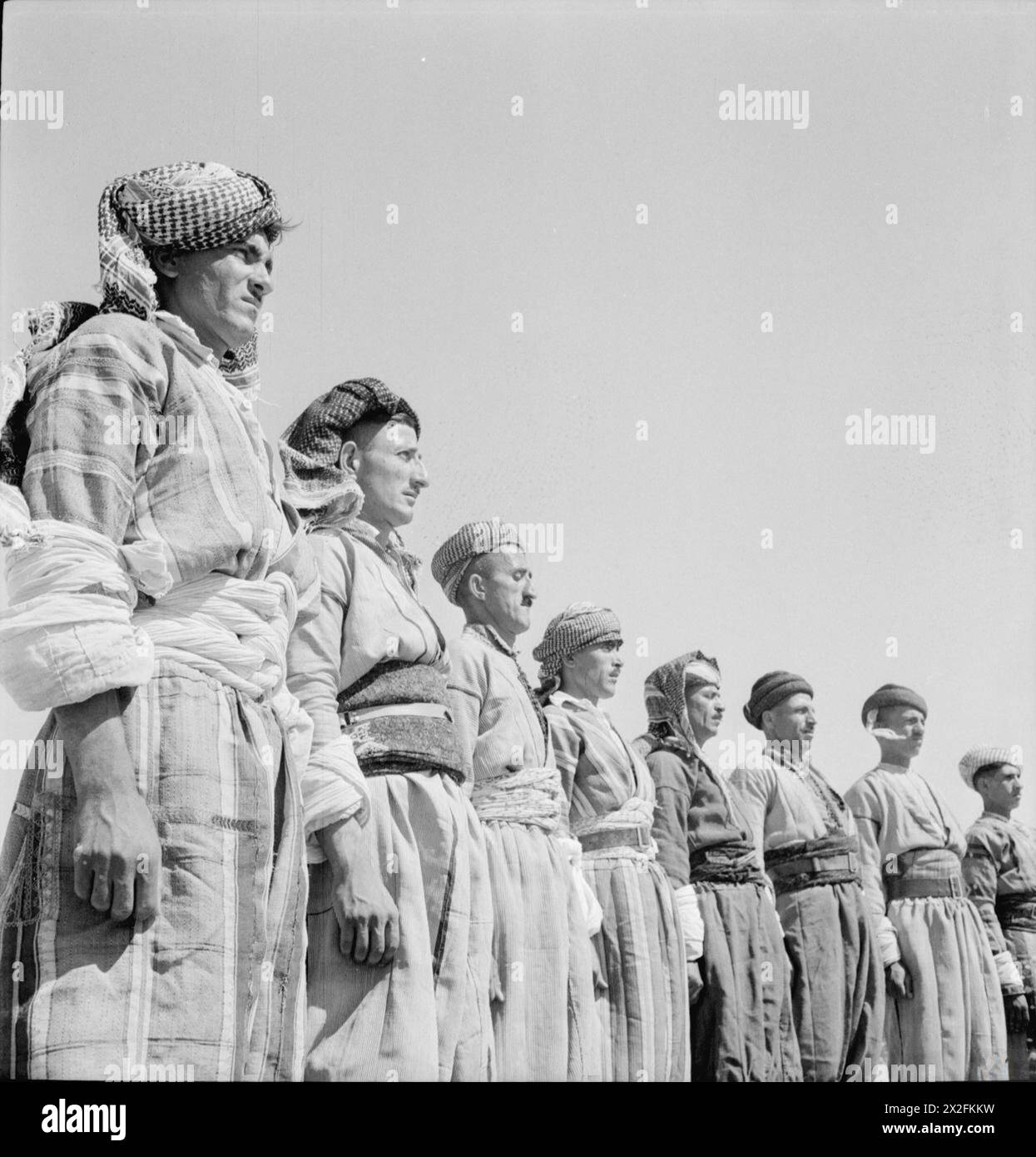 Des recrues assyriennes sont représentées dans le cadre de l'Iraq Levies, une unité militaire chargée de garder la RAF Habbaniya en Irak de février à juillet 1942. Banque D'Images