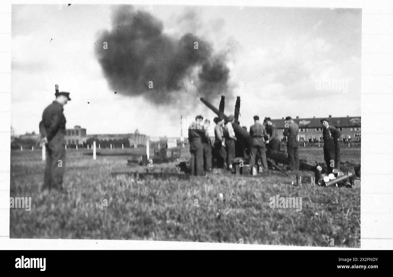 Un canon britannique en Hollande bombarde les positions ennemies pour soutenir le débarquement aéroporté près de Nimègue pendant la seconde Guerre mondiale Banque D'Images