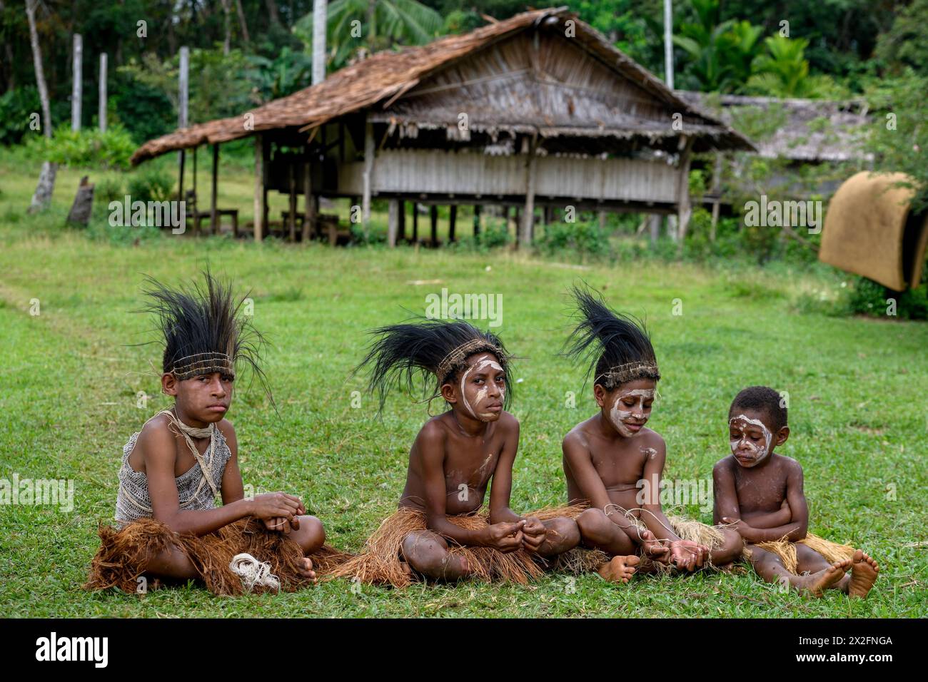 Géographie / voyage, Papouasie-Nouvelle-Guinée, enfants avec coiffe en plumes de Cassowary Feathers, ADDITIONAL-RIGHTS-CLEARANCE-INFO-NOT-AVAILABLE Banque D'Images