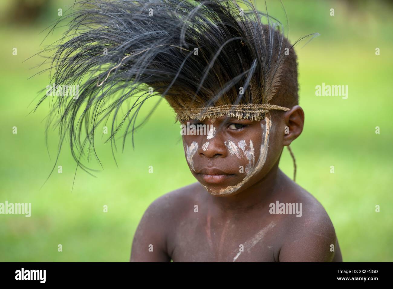Géographie / voyage, Papouasie-Nouvelle-Guinée, jeune avec coiffe en plumes de Cassowary Feathers, ADDITIONAL-RIGHTS-CLEARANCE-INFO-NOT-AVAILABLE Banque D'Images
