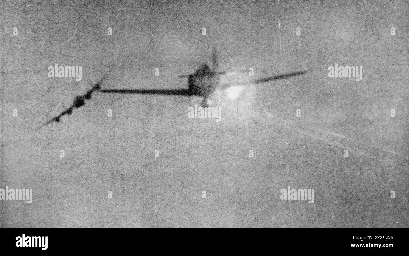 LE BOMBARDEMENT STRATÉGIQUE DE L'ALLEMAGNE, 1942-1945 - toujours à partir d'images d'un fusil de caméra tiré d'une Mustang Mark III nord-américaine pilotée par l'officier J. Butler du No. 65 Squadron RAF, alors qu'il abattait un Focke Wulf Fw 190D du II/JG26 qui tentait d'attaquer un Avro Lancaster (Banking, à gauche), lors d'un raid de jour par le Bomber Command sur les gares ferroviaires de Gremberg à Cologne, Allemagne, 23 décembre 1944 Royal Air Force, 65 Squadron, German Air Force (Third Reich) Banque D'Images