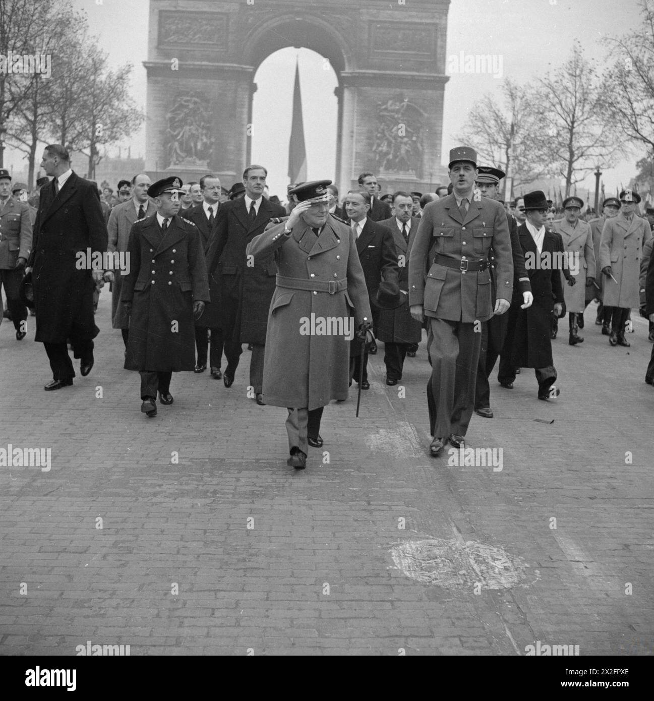 Le général Charles de Gaulle et Winston Churchill sont photographiés à Paris pour assister à la parade du jour de l'Armistice français pendant la première Guerre mondiale Banque D'Images