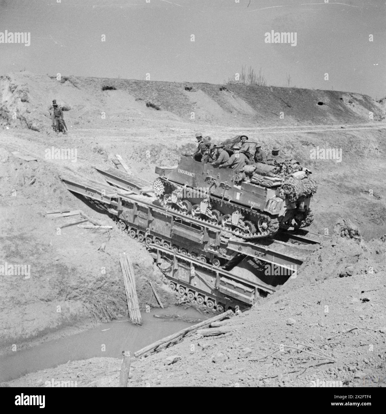 L'ARMÉE BRITANNIQUE EN ITALIE 1945 - Un canon automoteur Sexton 25pdr traversant la rivière Senio au-dessus de deux chars de pont Churchill Ark, 10 avril 1945 Banque D'Images