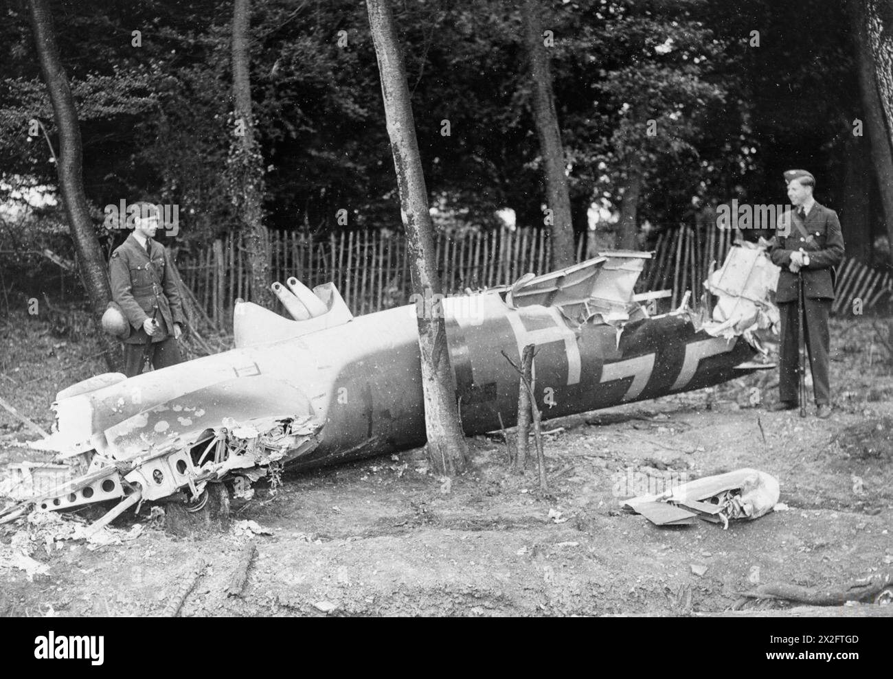 Des aviateurs de la RAF gardent l'épave d'un Dornier Do 17Z-2 (F1+HT) abattu lors d'une attaque à basse altitude sur l'aérodrome de Kenley le 18 août 1940, qui s'est écrasé sur Golf Road, Kenley à 13h20 pendant la bataille d'Angleterre. Banque D'Images