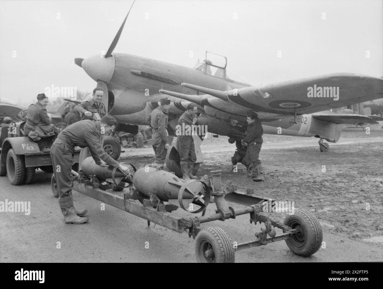 ROYAL AIR FORCE : 2ND TACTICAL AIR FORCE, 1943-1945. - Des armuriers installant des bombes MC de 500 lb au Hawker Typhoon Mark IB, JP802 'MR-m', du No. 245 Squadron RAF à Westhampnett, Sussex, pour une attaque sur un site de lancement de bombes volantes dans le nord de la France ('Noball') Royal Air Force, 245 Squadron, Royal Air Force, maintenance Unit, 201 Banque D'Images