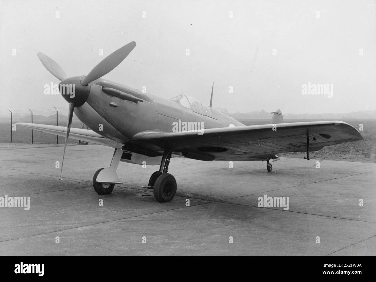 AVIONS DE LA ROYAL AIR FORCE, 1939-1945, SUPERMARINE SPITFIRE - Spitfire F Mk.3 version à ailes coupées (utilisé comme banc d'essai pour divers moteurs), vue au sol de la Royal Air Force Banque D'Images