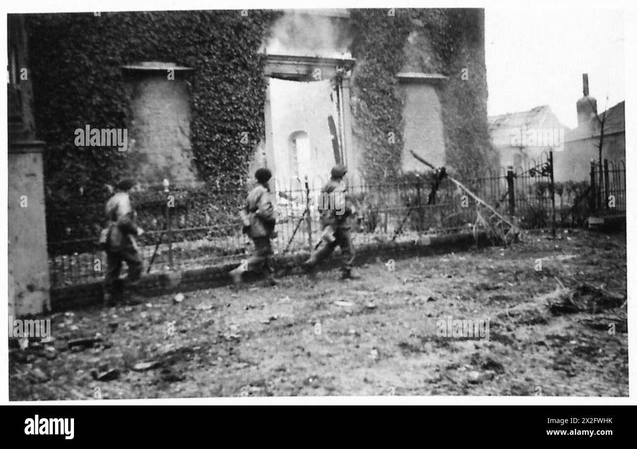 INVASION DE L'ÎLE WALCHEREN - Commandos des Marines sur une recherche maison à maison pour tous les Allemands errants Armée britannique, 21e Groupe d'armées Banque D'Images