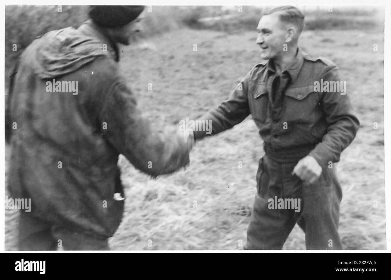 Le sergent McKie, prisonnier de guerre libéré, est accueilli par le sergent Booth de la 6e brigade de chars de la Garde alors que la 5e division avance sur Lübeck pendant la première Guerre mondiale Banque D'Images