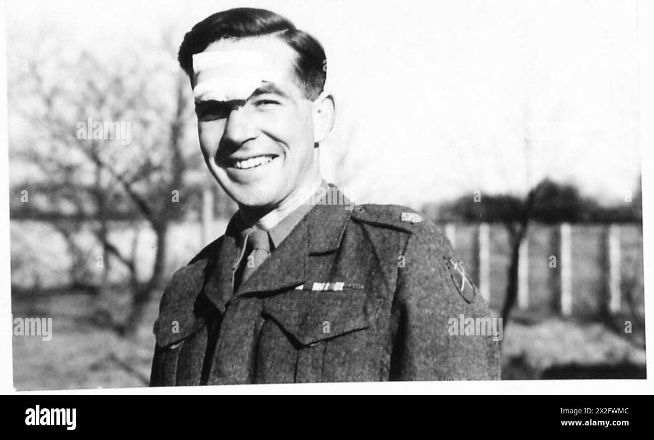 Le major J.R.E. Harden, MC, reprend ses fonctions après le traitement des blessures subies, après l'atterrissage d'un avion avec un pilote décédé, British Army, 21st Army Group. Banque D'Images