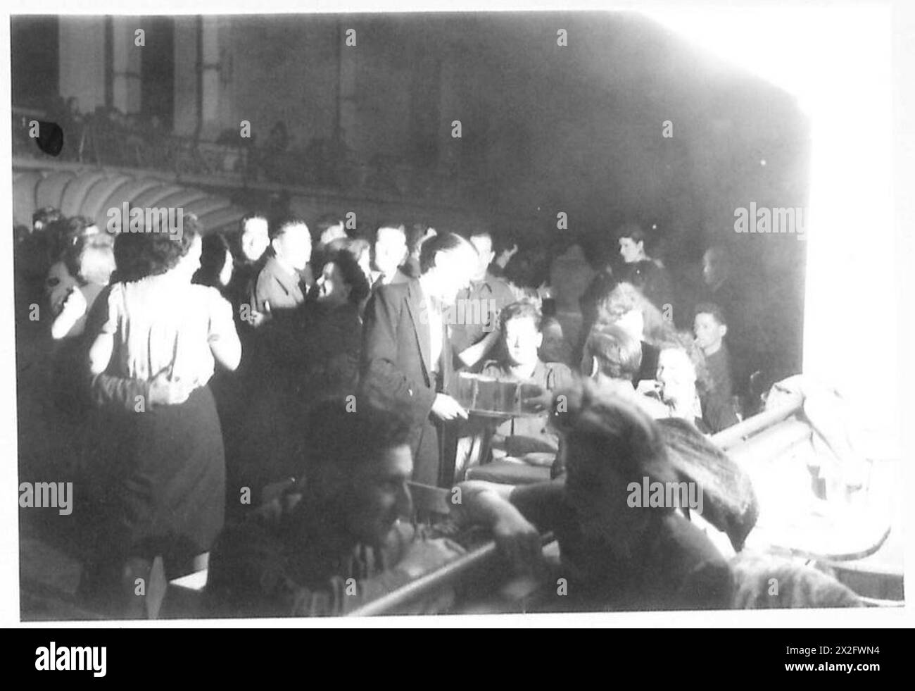 Les troupes de l'armée britannique et leurs partenaires sont servis par des serveurs au '21' Dance Club à Bruxelles, avec des boissons, y compris Light Lager pendant la seconde Guerre mondiale Banque D'Images