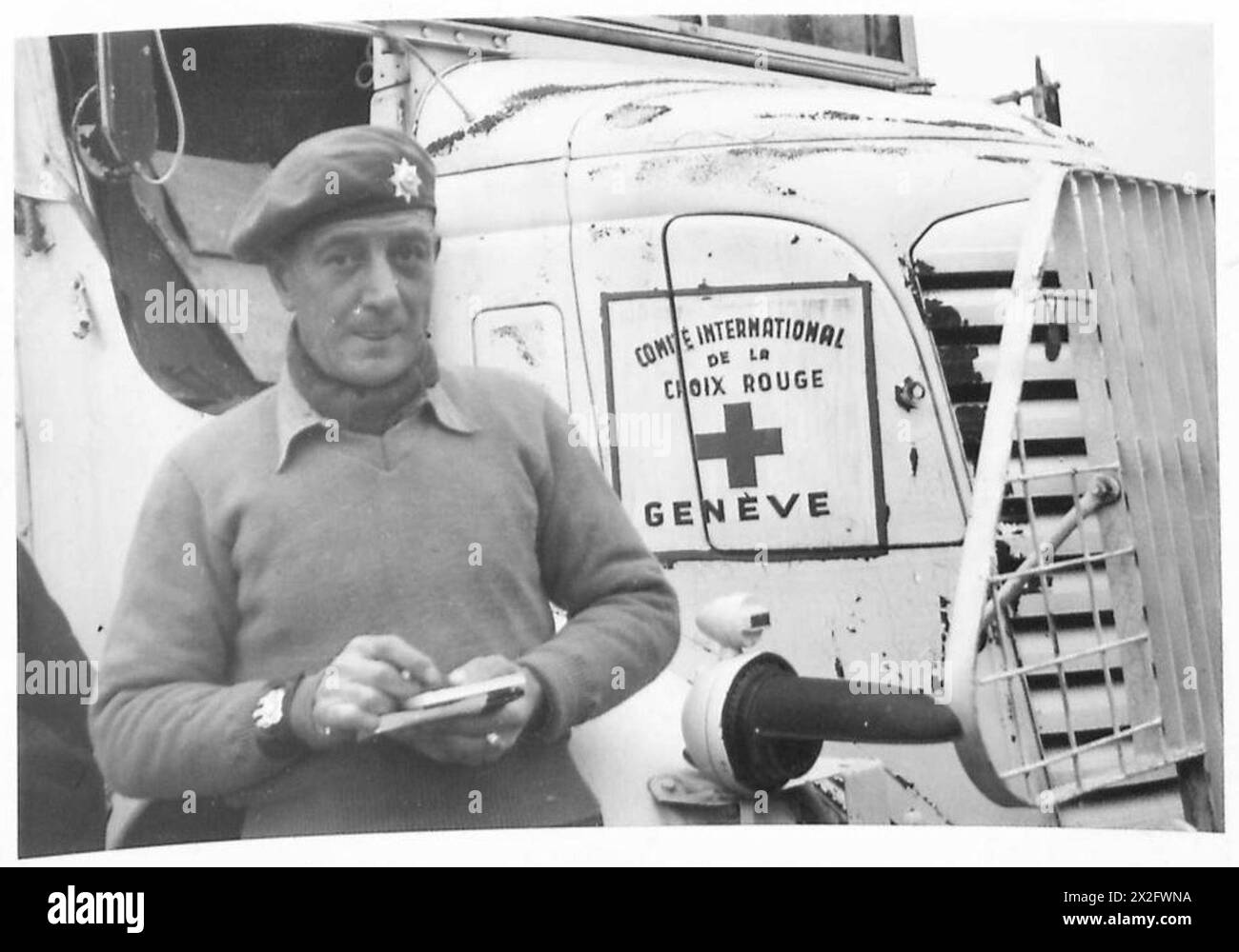 Le sergent-major régimentaire Charles N. Burgess du régiment du Cheshire sert en Afrique du Nord et en Italie, devient un homme de confiance dans plusieurs camps de prisonniers de guerre, et est présent à la libération du Stalag 7A, Moosburg, en Allemagne. Banque D'Images