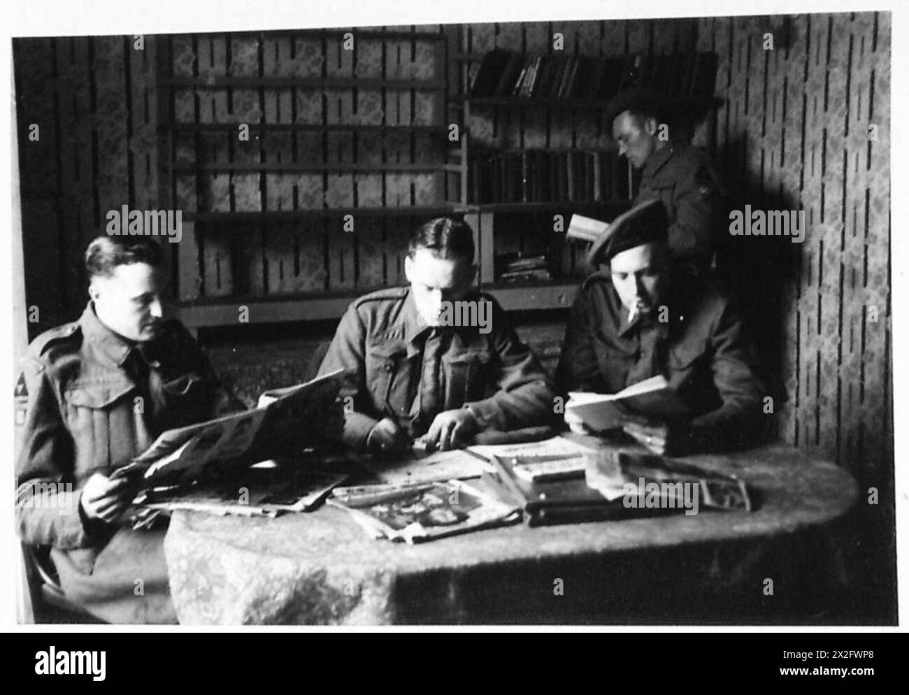 Un hôtel de luxe français est transformé en club de repos pour les troupes britanniques. Les soldats lisent et écrivent dans la salle d'écriture et de lecture, y compris Sappers Lambert, Baton, Grosvenor et Burrows, pendant la guerre mondiale II Banque D'Images