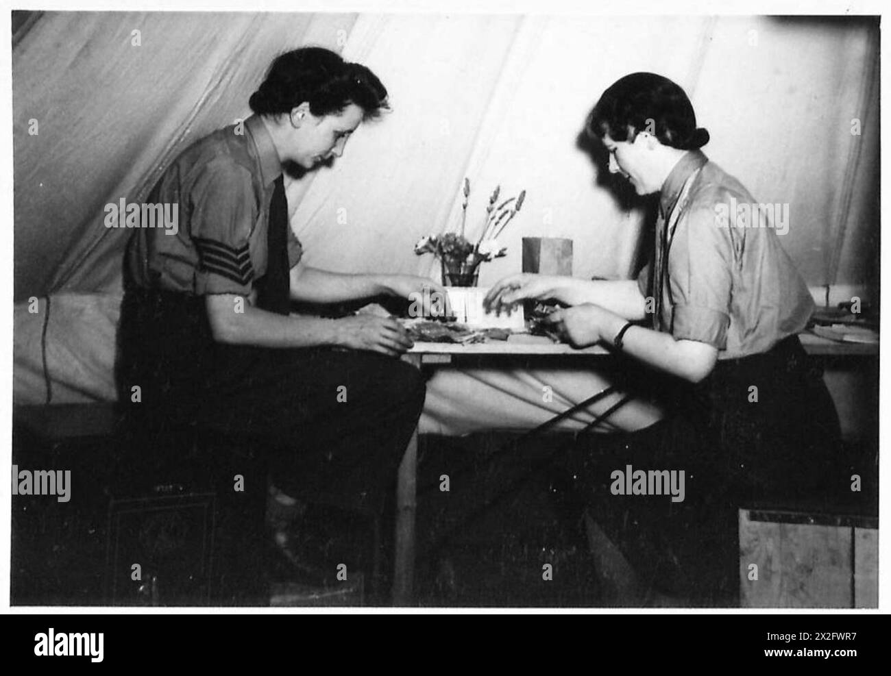 SERVICES AUX FEMMES EN NORMANDIE - L. À R. SGTS. Catherine Marquis et M.S. Robertson vérifient les recettes en France Armée britannique, 21e Groupe d'armées Banque D'Images