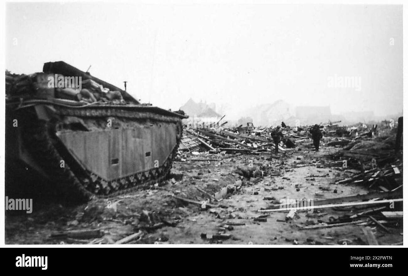 INVASION DE L'ÎLE DE WALCHEREN - char amphibie et hommes parmi les ruines à terre de l'armée britannique, 21e groupe d'armées Banque D'Images