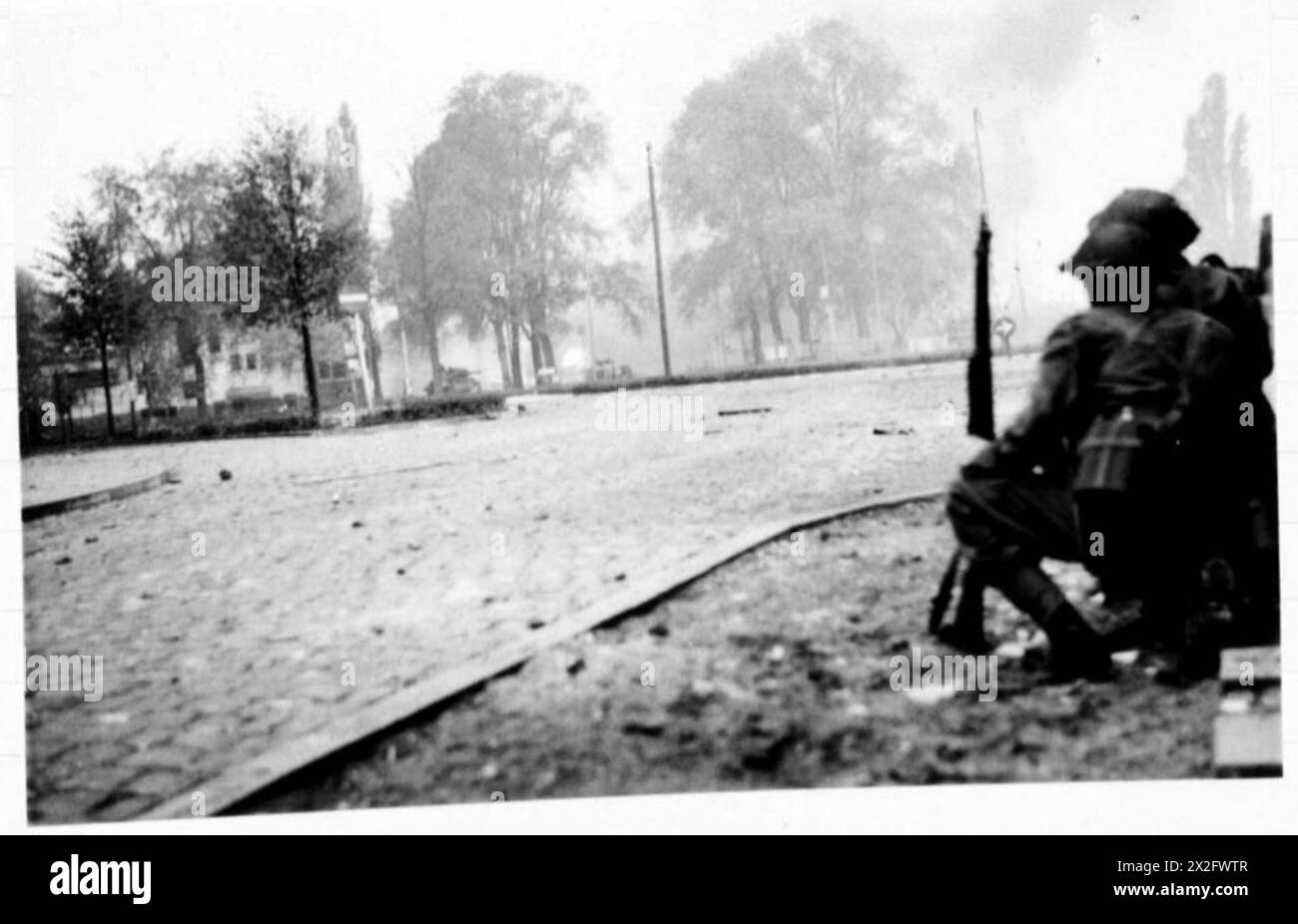 Les chars lance-flammes crocodiles attaquent les points forts ennemis près d'un pont à S'Hertogenbosh tandis que l'infanterie se met à couvert, illustrant les opérations de combat de l'armée britannique. Banque D'Images