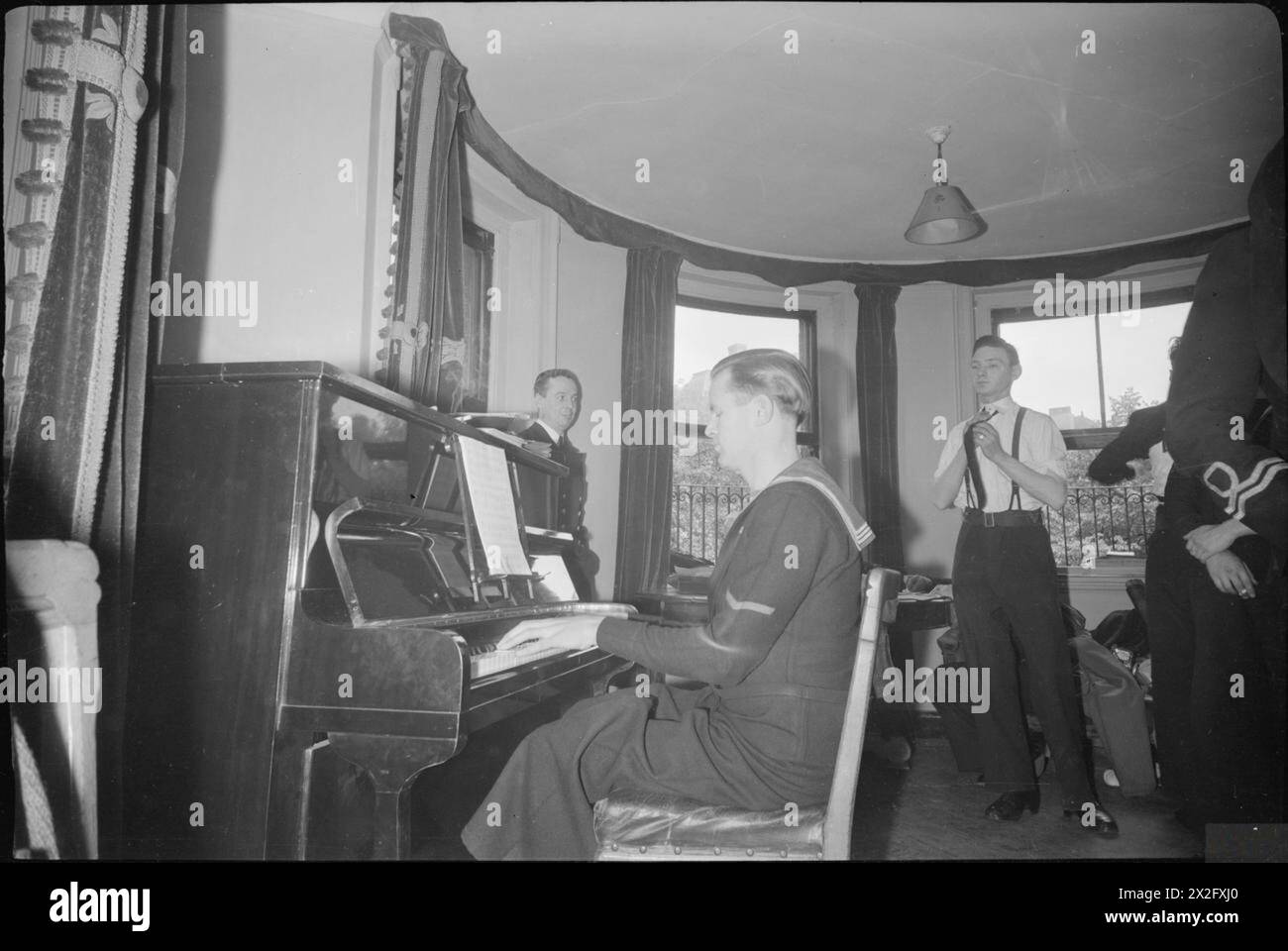 Un marin de la Royal Navy répète au piano pour le Pacific Showboat concert Party à Londres, 1945. Banque D'Images