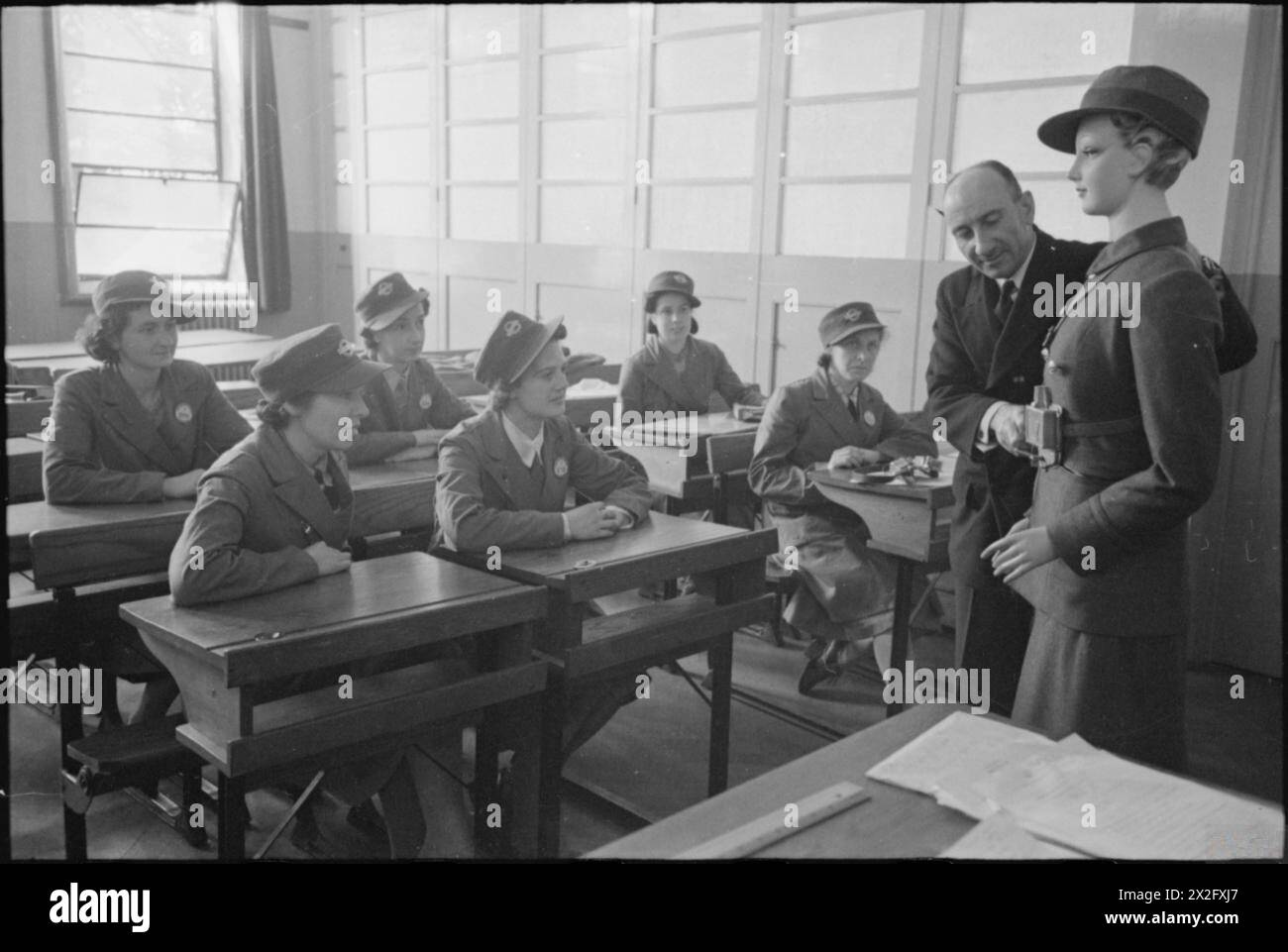 Les conducteurs d'autobus suivent une formation pratique et en classe dans un centre de formation de Londres en 1941, y compris des démonstrations à l'aide d'un mannequin de conducteur, dans le cadre de la préparation en temps de guerre. Banque D'Images