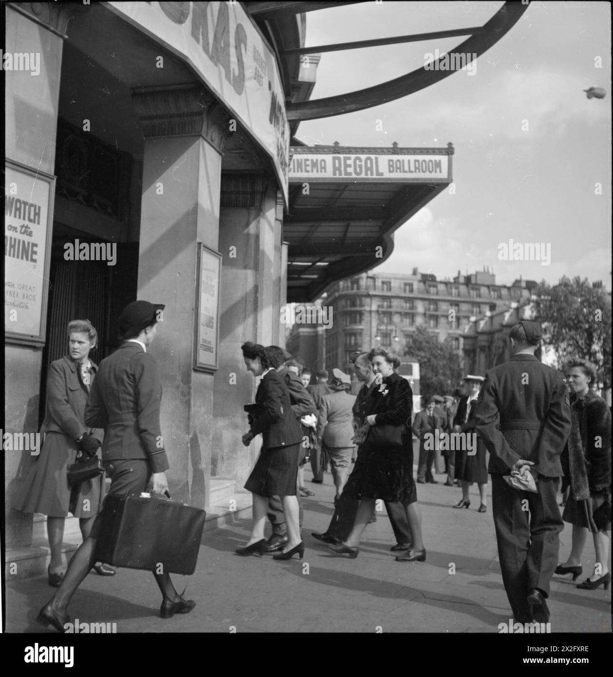 Le soldat Christopher Murray, l'aviateur Jimmy Clark, Peggy Franks et Pinkie Barnes entrent au Regal Cinema and Ballroom, Marble Arch, Londres, en 1943 pour le film « Watch on the Rhin ». Banque D'Images
