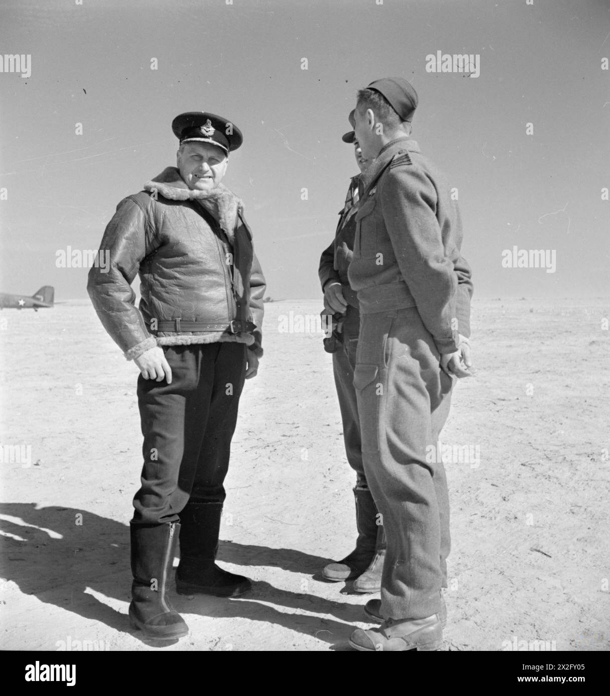 ROYAL AIR FORCE : OPÉRATIONS AU MOYEN-ORIENT ET EN AFRIQUE DU NORD, 1939-1943. - Le maréchal en chef de l'air Sir Sholto Douglas, qui a succédé au maréchal en chef de l'air Sir Arthur Tedder en tant qu'officier commandant de l'air, moyen-Orient (à gauche), s'entretient avec le capitaine du groupe B H C Russell, officier commandant du no 216 Groupe RAF (avant, à droite), sur un terrain d'atterrissage en Tripolitaine lors de sa tournée d'introduction du quartier général et des unités des forces aériennes alliées en Libye Sholto Douglas, William Banque D'Images