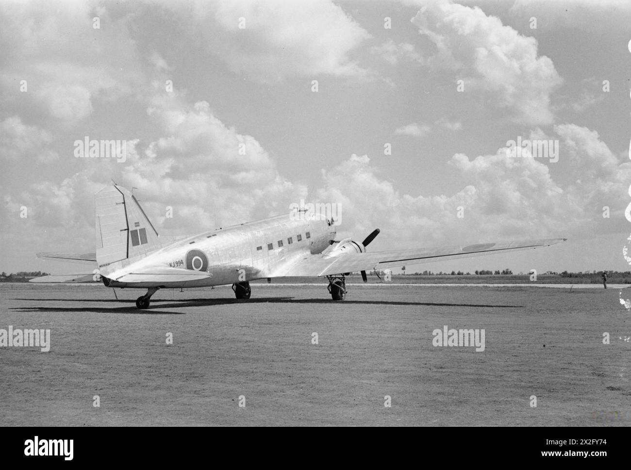 FORCE AÉRIENNE ROYALE : ITALIE, BALKANS ET EUROPE DU SUD-EST, 1942-1945. - Douglas Dakota Mark IV, KJ994, de l'escadron de communications SHAEF, et l'avion personnel du maréchal de l'Air Sir Arthur Tedder, commandant suprême adjoint des Forces expéditionnaires alliées, stationné à l'aérodrome de Campoformido, Udine, Italie Force alliée, quartier général suprême Force expéditionnaire alliée Banque D'Images