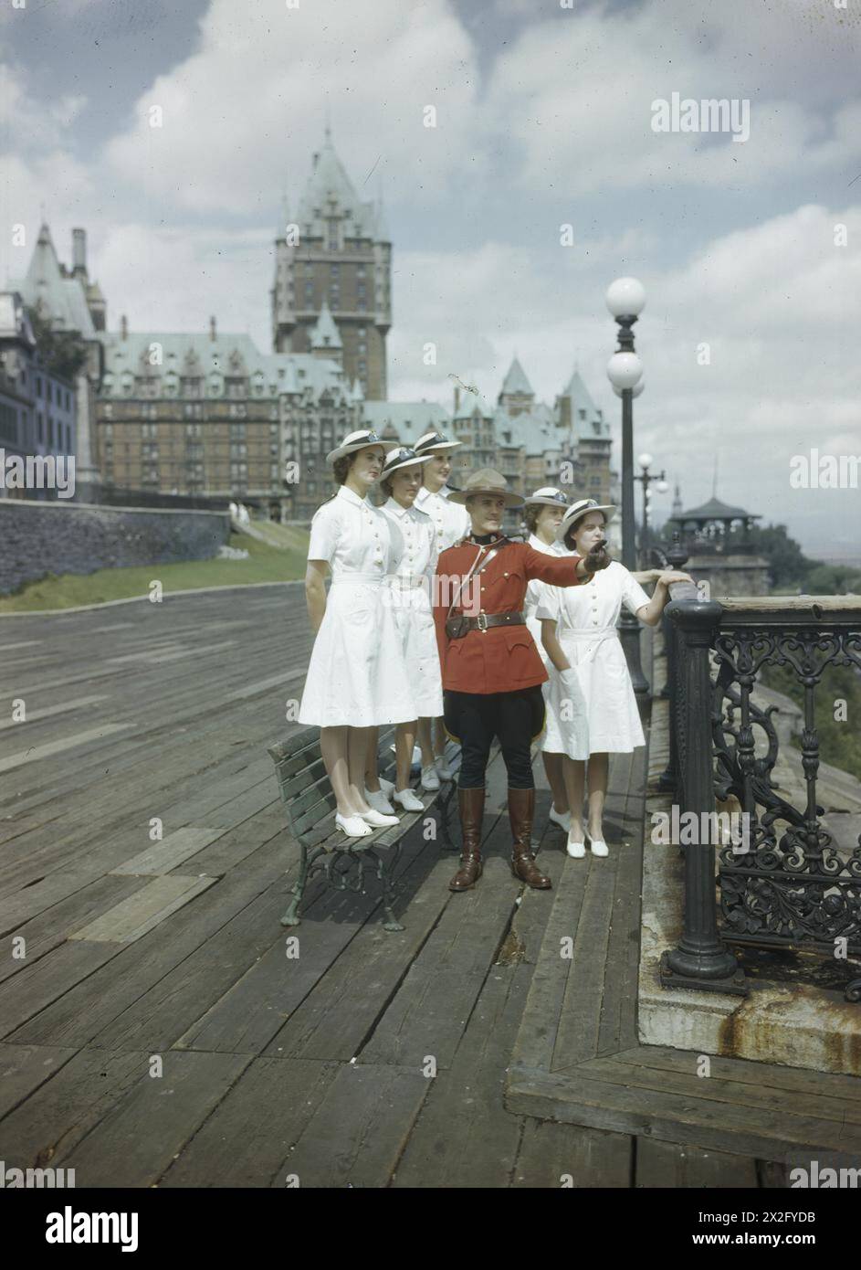 LES FEMMES EN GUERRE 1939 - 1945 - Women's Royal Naval Service : des officiers de la WRNS se font montrer les vues du Québec par un membre de la Gendarmerie du Canada après la première Conférence québécoise Marine royale, Women's Royal Naval Service Banque D'Images