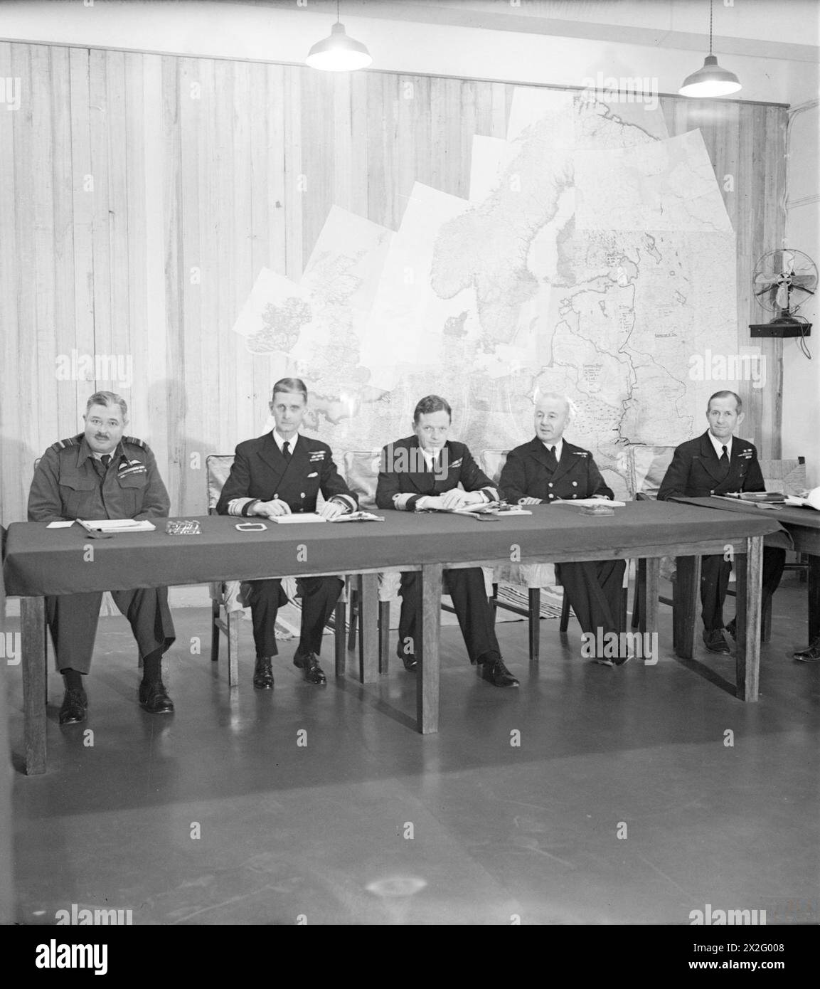 VICE-AMIRAL SIR A U WILLIS, KCB, DSO, RN, COMMANDANT EN CHEF, LEVANT. 12 DÉCEMBRE 1943, NAVY HOUSE, ALEXANDRIE. - À la conférence du personnel de l'amiral Willis. De gauche à droite : vice-maréchal de l'air Langford-Sainsbury, vice-amiral Algernon U Willis, KCB, DSO, commodore J Dundes, Capt H B Bousfield, RN, commandant S H B Blackburn, DSC, RN Banque D'Images