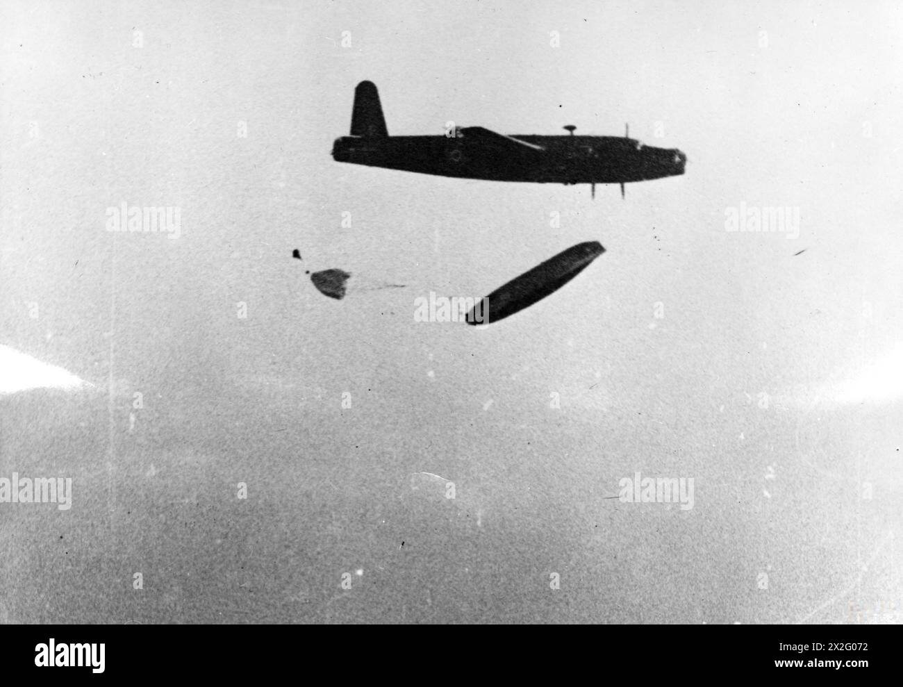 Un canot de sauvetage aéroporté est largué en parachute à partir d'un avion Warwick dans la mer lors d'opérations de sauvetage air-mer en 1944-1945. Banque D'Images