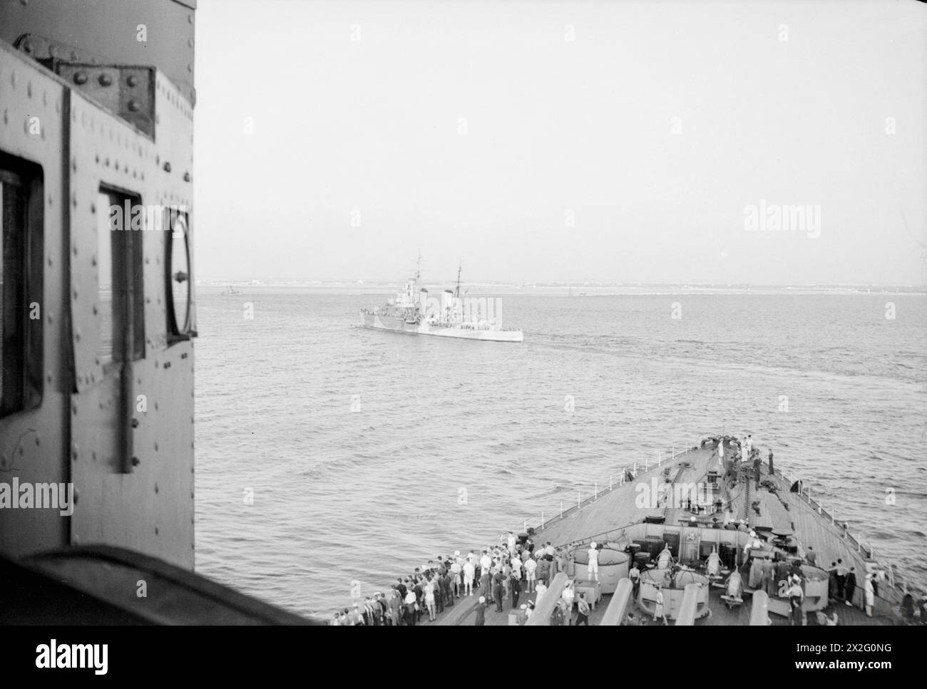 Du 9 au 10 septembre 1943, le HMS Dido est documenté par le HMS Howe alors que la Force Z arrive à Tarente pendant les opérations navales. Banque D'Images
