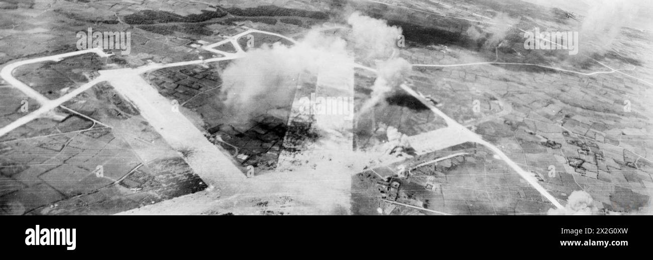 L'AIR NAVAL SOUFFLE CONTRE LES JAPONAIS. MARS ET AVRIL 1945, DES AVIONS DE LA FLOTTE BRITANNIQUE DU PACIFIQUE ATTAQUENT LES AÉRODROMES JAPONAIS ET LES INSTALLATIONS PORTUAIRES SUR MIYAKO JIMA. - Bombe sur la piste de l'aérodrome de Hirar sur Miyako Jima Banque D'Images