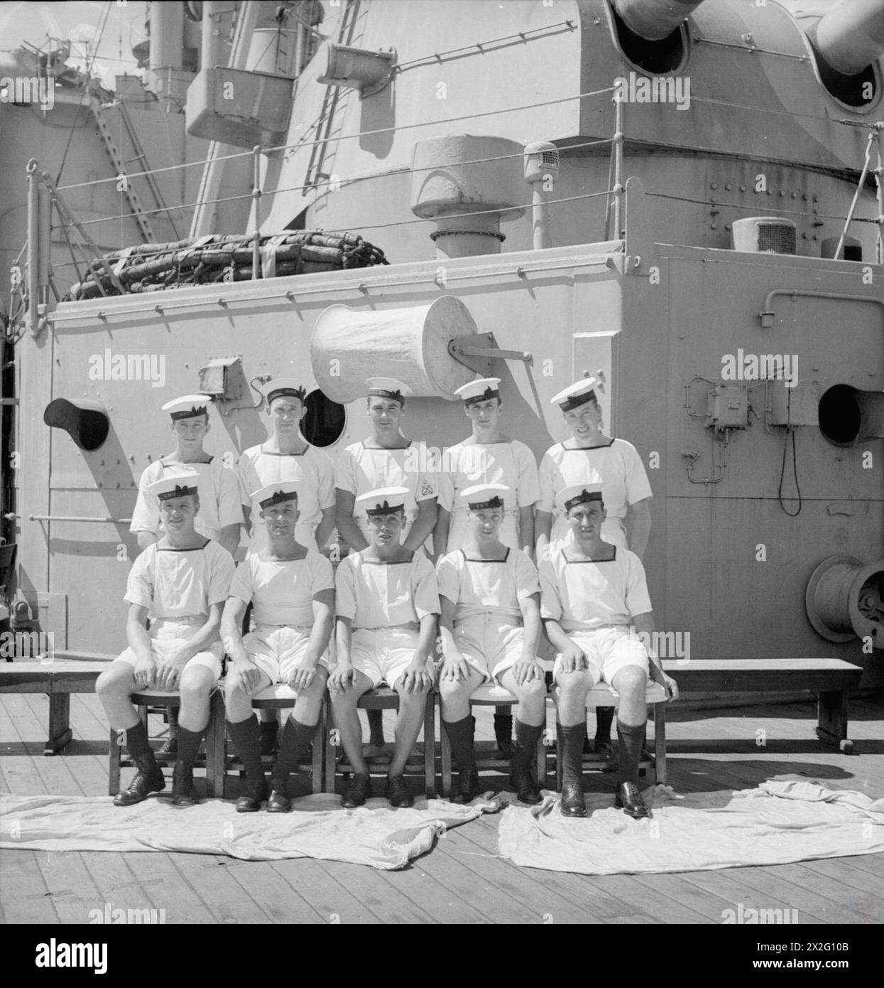 LES HOMMES DU HMS SUFFOLK, UN CROISEUR SERVANT DANS LA FLOTTE DE L'EST DE L'AMIRAL JAMES SOMERVILLE. 12 DÉCEMBRE 1943, TRINCOMALEE. LES HOMMES SONT DIVISÉS EN GROUPES PAR VILLE ET/OU DISTRICT. - Le groupe Walthamstow. Rangée avant, de gauche à droite : AB C Dennett ; l/Stoker A Mahoney ; l/Stoker H Fidler ; Stoker A Dean ; AB H Griffen. Deuxième rangée, de gauche à droite : AB A Newall, DSM, SIG B Pearce ; PO R Tuck ; coder F Tomlin; AB G Tweed Banque D'Images