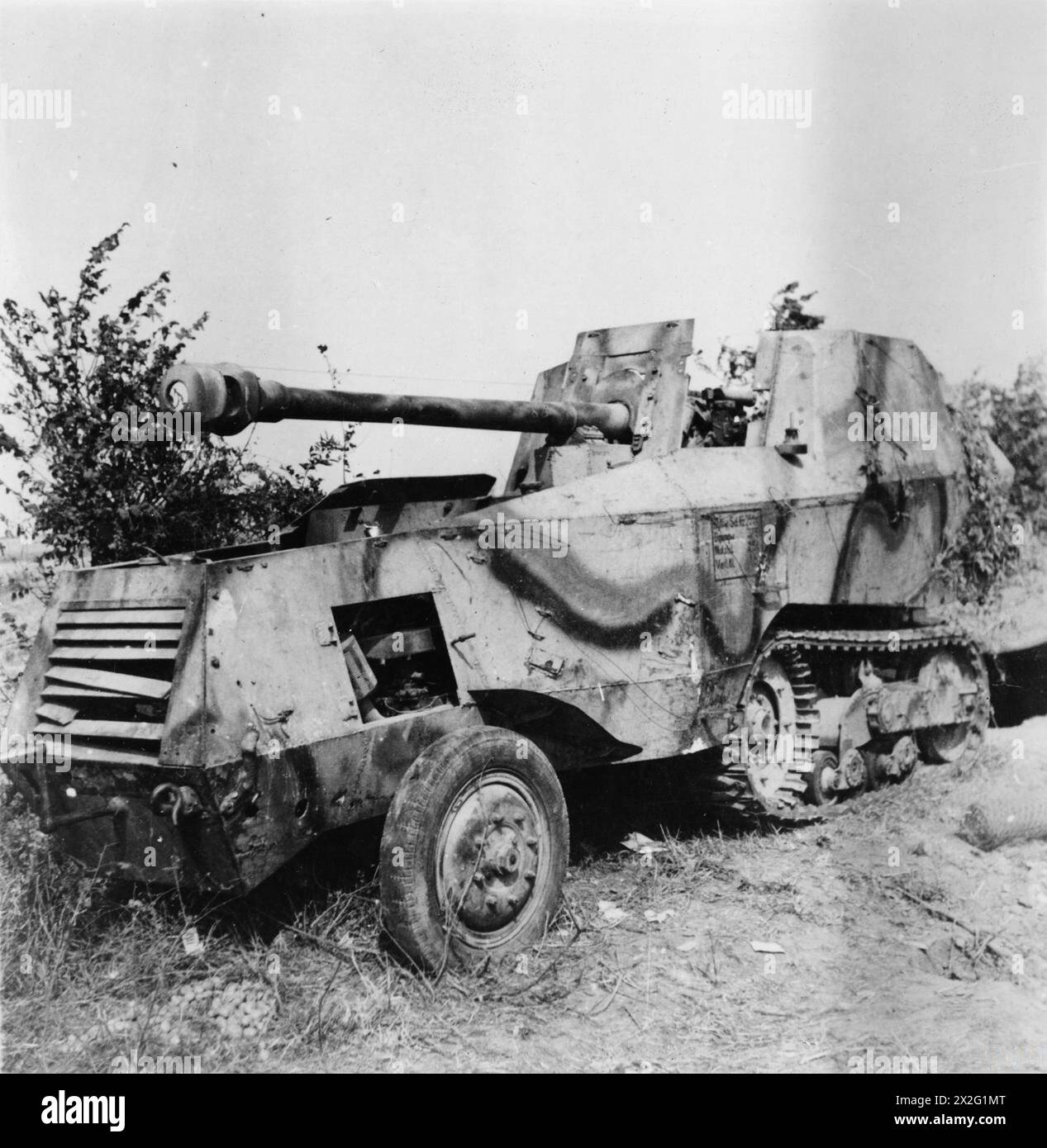 Cette image montre un canon antichar Pak 40 l/46 de 7,5 cm monté sur un châssis SPW S307(f) allemand aux côtés d'un Somua MCG, représentant des véhicules blindés allemands de la IIe Guerre mondiale Banque D'Images