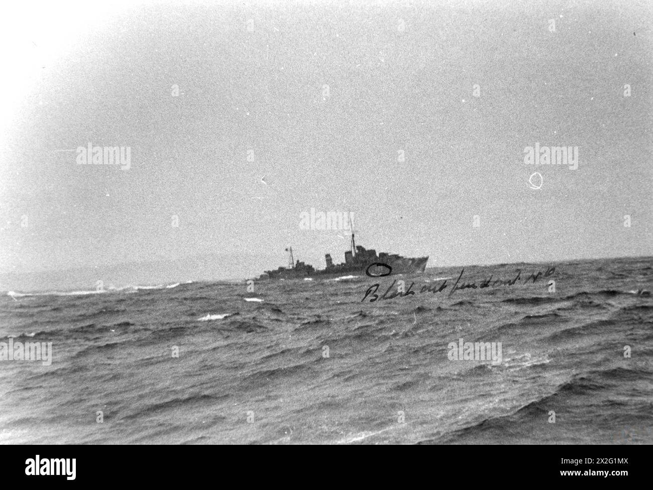 SCÈNES À BORD D'UN DESTROYER. 1940, À BORD DU DESTROYER BRITANNIQUE HMS JAVELIN. - Le destroyer de classe Tribal HMS MATABELE vu du JAVELOT alors qu'il escortait un porte-avions Banque D'Images