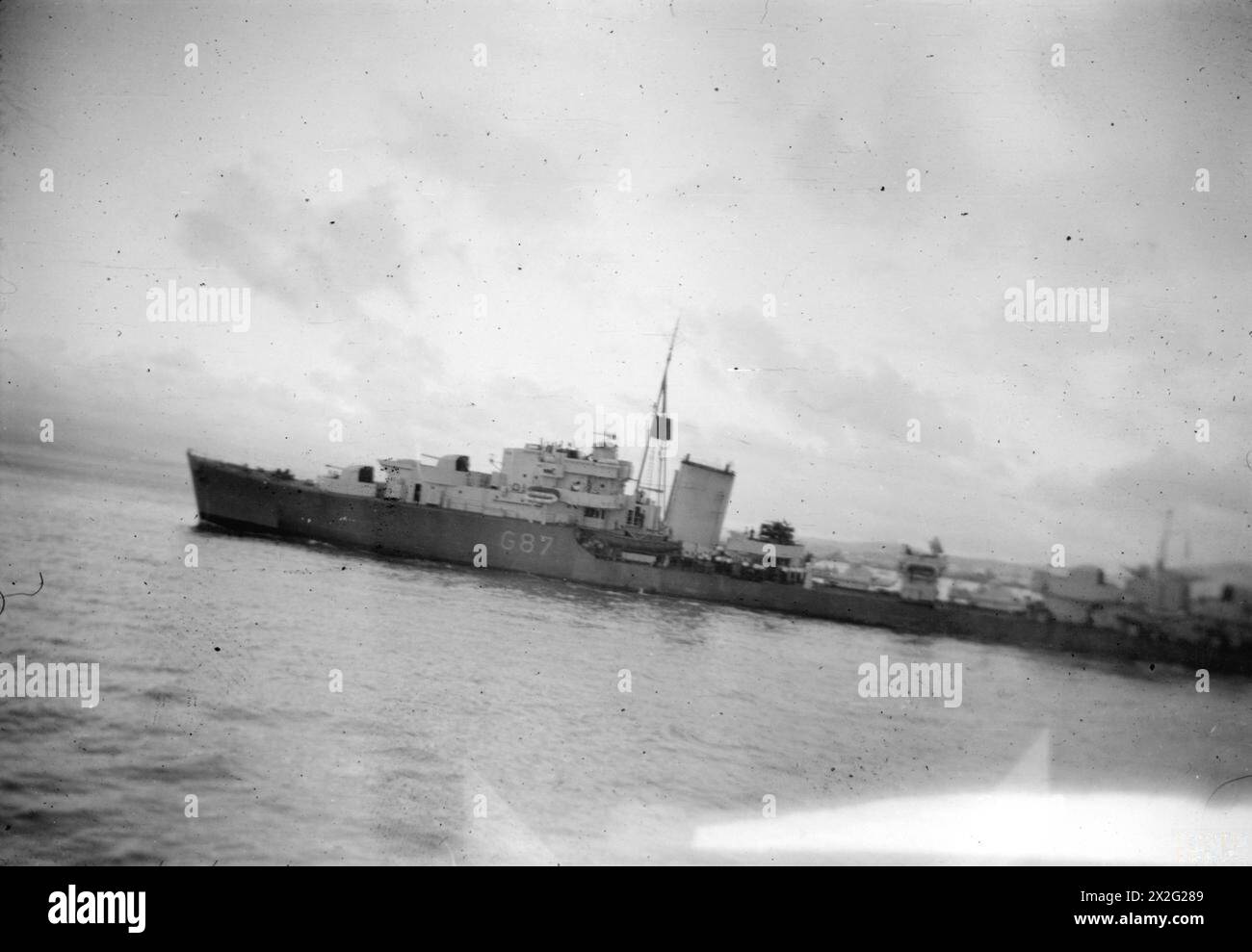 ACTION DE LA DAME DU CHALUTIER HM SHIRLEY AVEC LE U-BOAT ALLEMAND. SEPTEMBRE 1941, À BORD DU HMT LADY SHIRLEY, PENDANT ET APRÈS L'ACTION. UN GRAND U-BOAT ALLEMAND SE RENDIT À LA SUITE DE L'ACTION DE LA DAME DU HMT SHIRLEY. LE CHALUTIER ÉTAIT EN PATROUILLE LORSQUE LE U-BOOT A ÉTÉ APERÇU À LA SURFACE. L'U-BOOT PLONGEA IMMÉDIATEMENT ET LE CHALUTIER ATTAQUA AVEC DES CHARGES DE PROFONDEUR. CEUX-CI FORCÈRENT LE SOUS-MARIN À LA SURFACE, ET IL FUT IMMÉDIATEMENT ENGAGÉ PAR LE CANON 4' ET LES MITRAILLEUSES DE LADY SHIRLEY. APRÈS AVOIR ÉTÉ TOUCHÉ PAR PLUSIEURS OBUS DE 4', L'ÉQUIPAGE DU U-BOAT S'EST RENDU. LE U-BOAT A COULÉ. LADY SHIRLEY ATTEINT GIBRALTAR AVEC 44 Banque D'Images