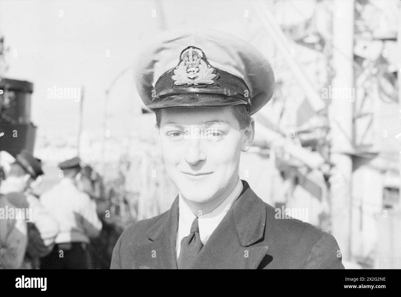 SOUS-MARINS ET OFFICIERS DE SOUS-MARINS. 4 FÉVRIER 1943, MALTE. - Lieut R. G. Sampson RN, officier de torpille, HMS TIGRIS Banque D'Images