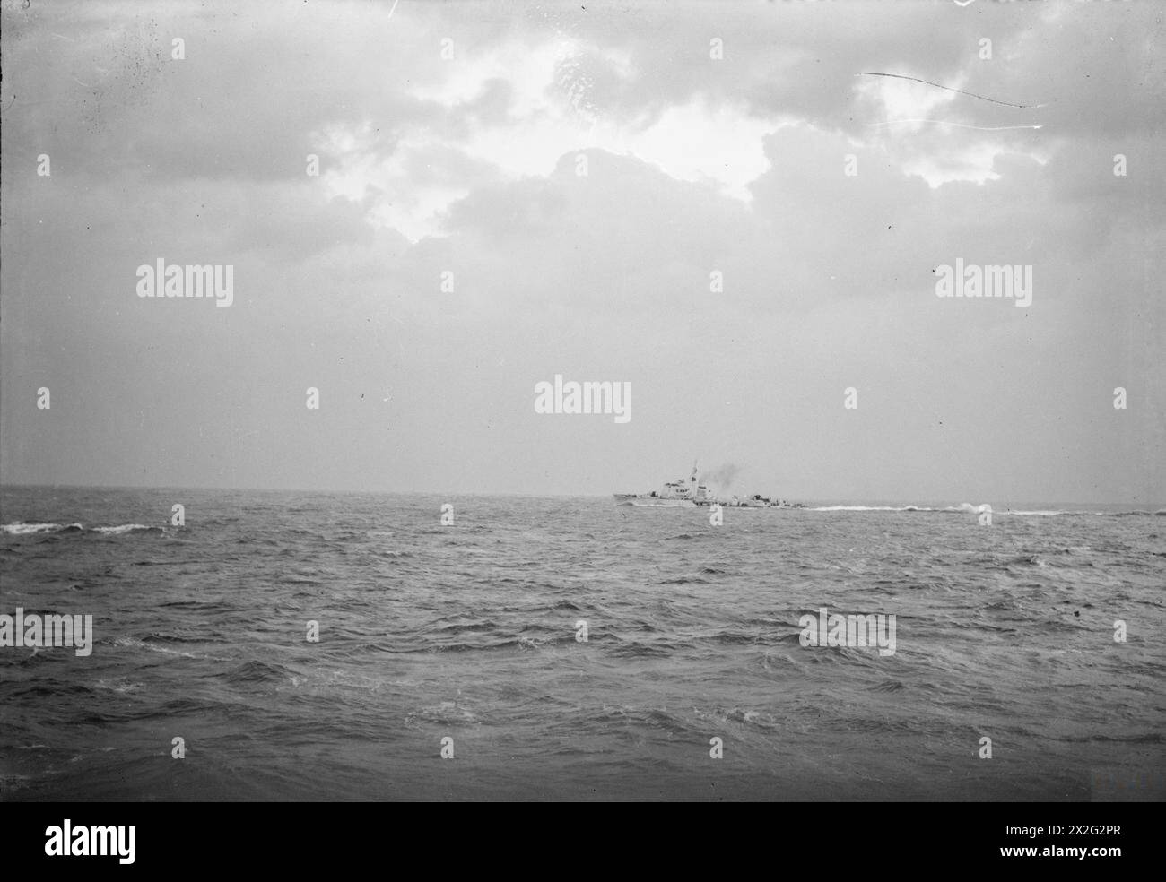 HMS BROCKLESBY TARGET PRACTICE EN MER. LE 4 NOVEMBRE 1941, À BORD DU HMS ELLESMERE, QUI REMORQUAIT DES CIBLES, À L'EXTÉRIEUR DE PLYMOUTH SOUND. - Le destroyer de classe Hunt HMS BROCKLESBY navigant à grande vitesse Banque D'Images