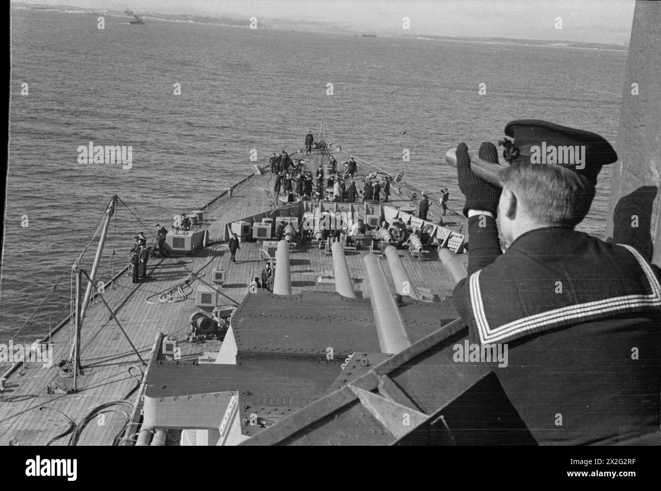 En mars 1941, en mer, le HMS King George V se prépare à jeter l'ancre, vu du pont de signalisation. Banque D'Images