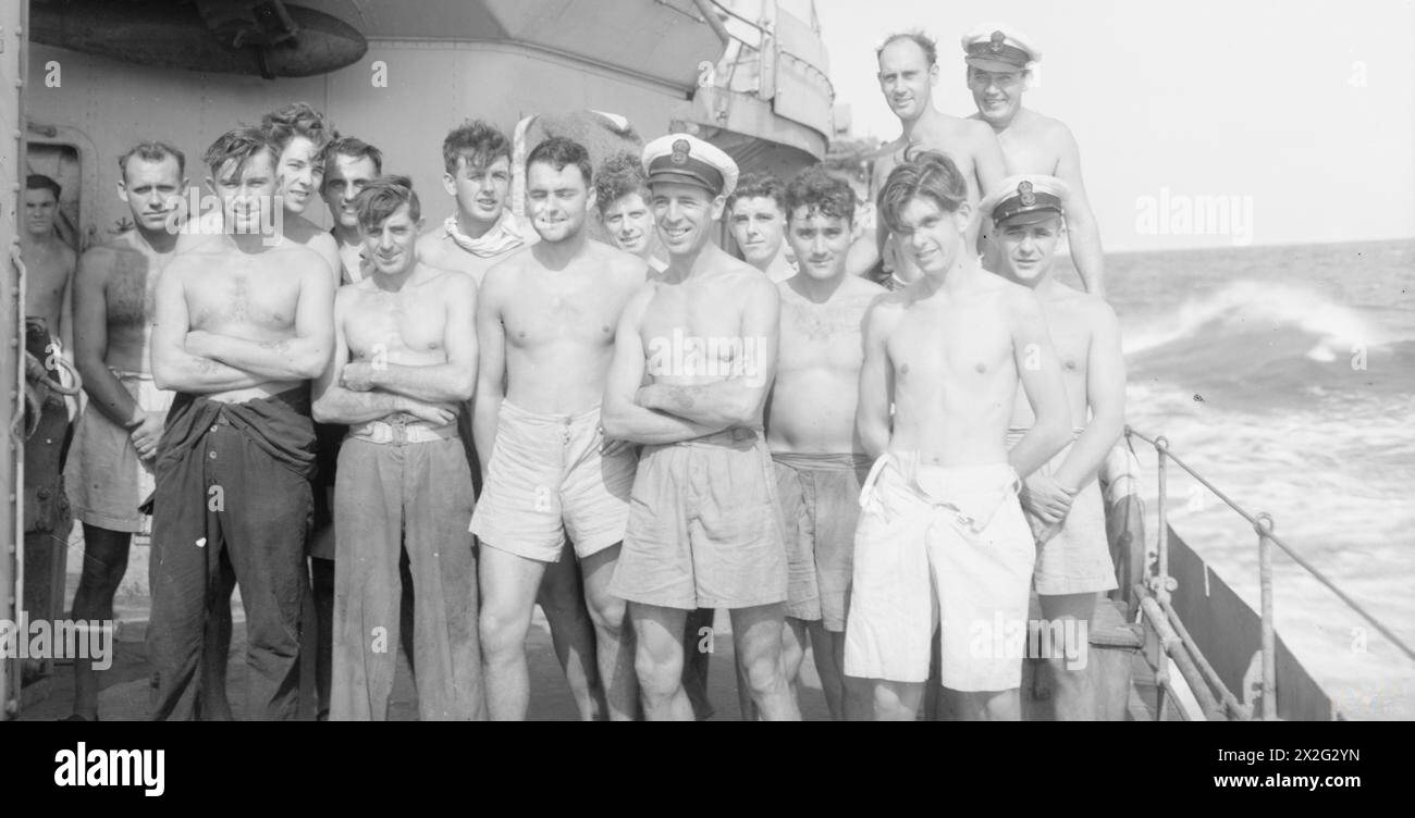 À BORD DU HMS RACEHORSE, DESTROYER DE LA FLOTTE ORIENTALE - l'une d'une série d'images représentant la compagnie de navires du HMS RACEHORSE après l'action au large de Sabang. Chaque groupe de membres d'équipage provient d'un lieu géographique particulier : le groupe du Hampshire comprend : le maître W Allison, Portsmouth ; le Stoker A Abrams, Gosport ; le matelot Able V A Burden, Gosport ; le chef de file G Chapman, Portsmouth ; le chef de file E Creeth, Ventnor, île de Wight ; le matelot ordinaire R Cherryman, Eastbourne; chef Coxswain R Duly, Havant ; artiste d'Engineroom E Gibbons, Gosport ; Able Seaman G Hibbard, Southampton ; Sto Banque D'Images