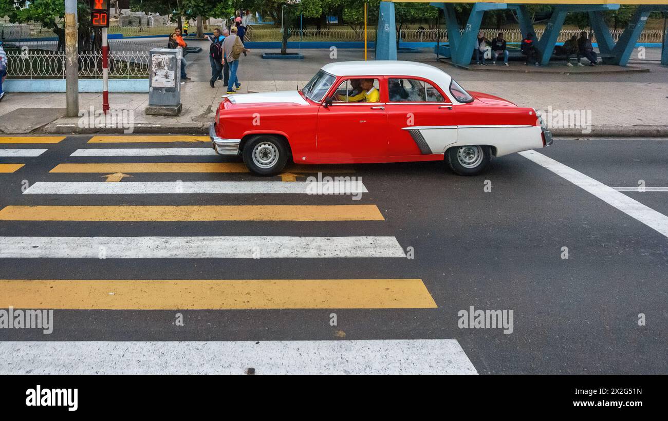 Véhicule de vieille voiture américaine vintage dans la calle 23 à El Vedado Banque D'Images