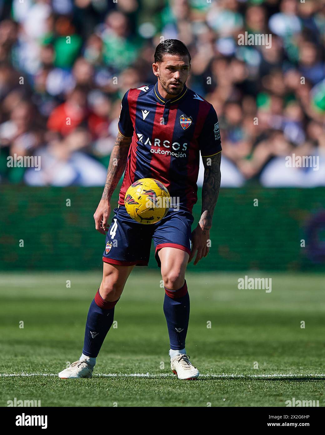 Adrian de la Fuente 'Dela' de Levante UD avec le ballon lors du match LaLiga Hypermotion entre Real Racing Club et Levante UD à El Sardinero Sta Banque D'Images